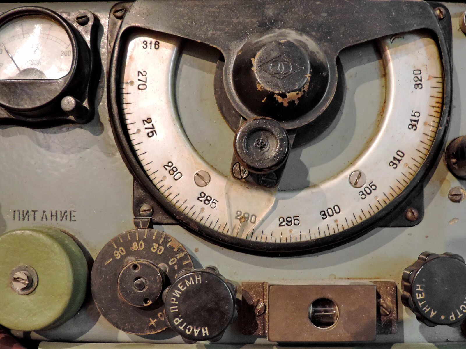 Nikon Coolpix P520 sample photo. Antiquity, nostalgia, radio receiver photography