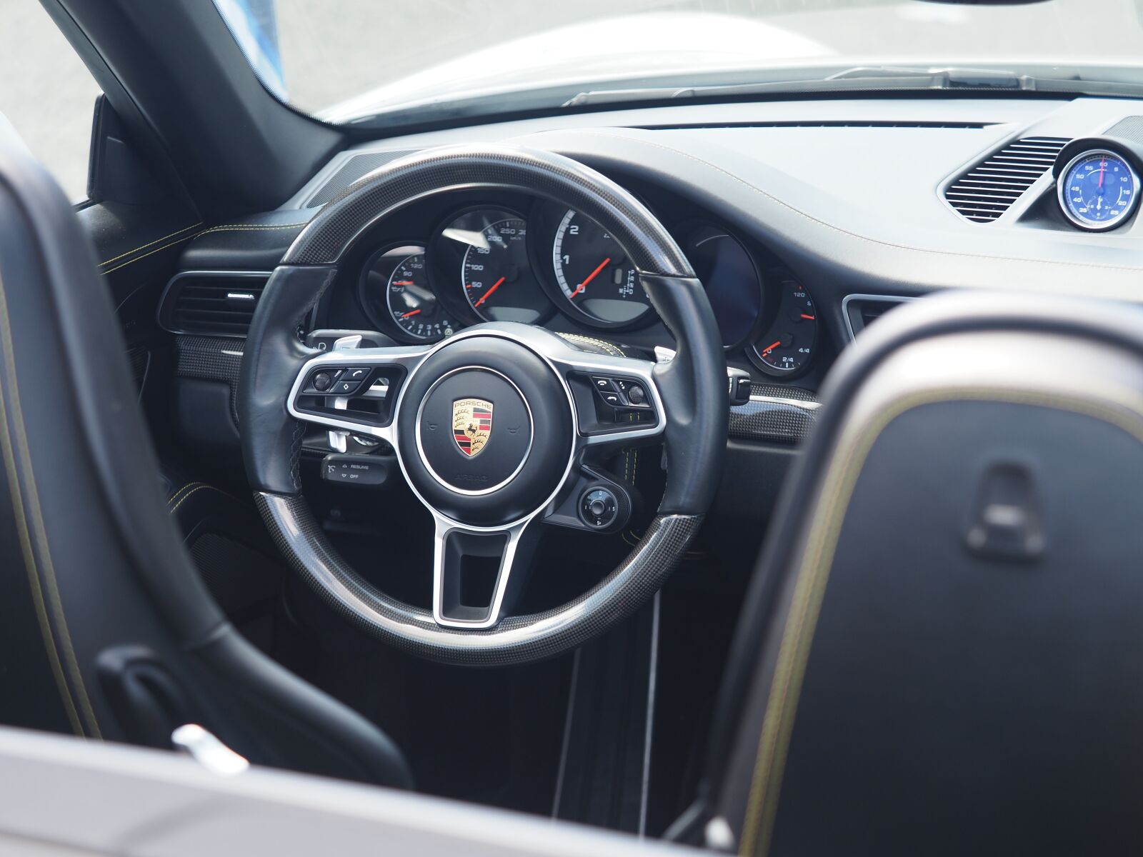 Olympus OM-D E-M1 Mark II + Olympus M.Zuiko Digital ED 40-150mm F2.8 Pro sample photo. Transport, automobile, design photography
