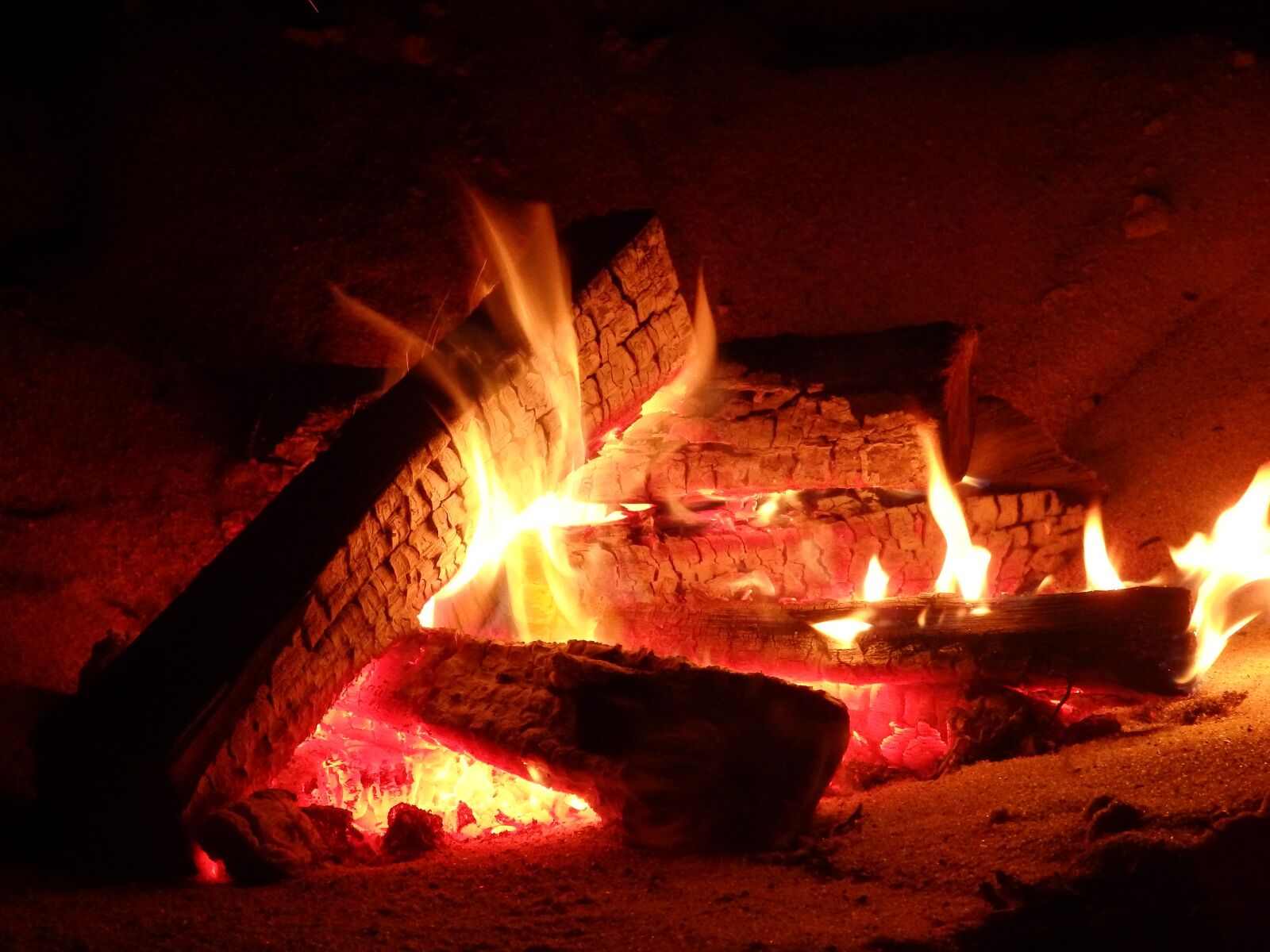 Olympus SZ-16,DZ-105 sample photo. Crackle, campfire, fire photography