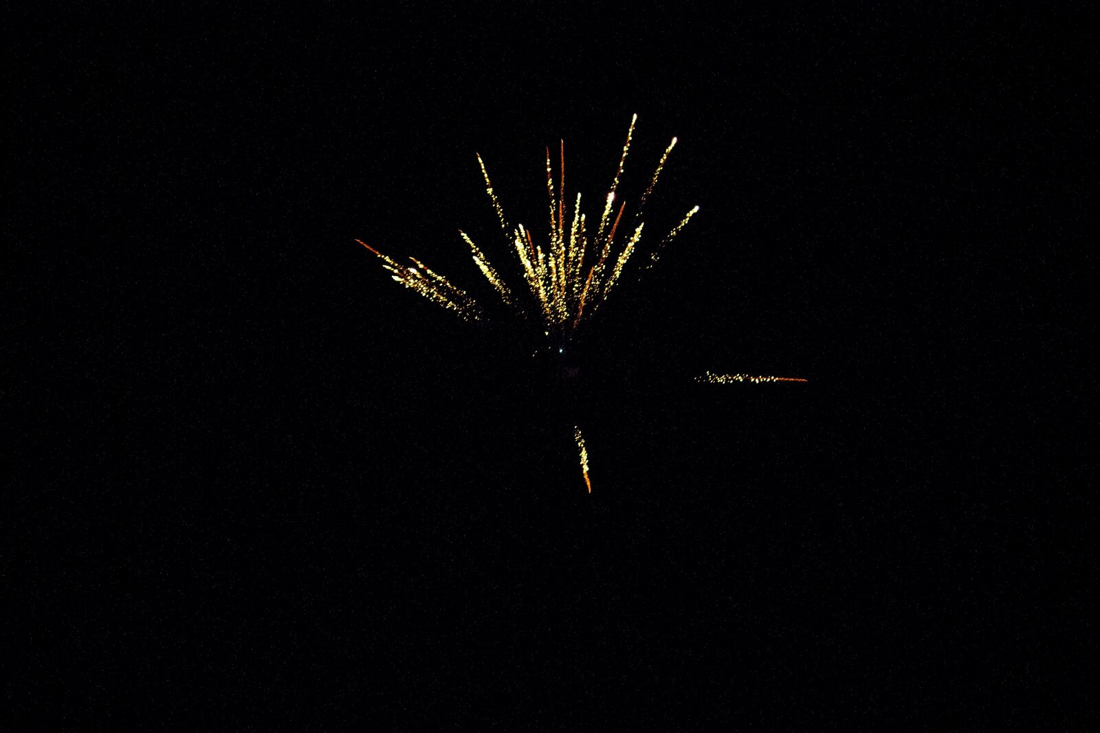 Canon EOS 600D (Rebel EOS T3i / EOS Kiss X5) + Canon EF-S 55-250mm F4-5.6 IS II sample photo. New year's eve, fireworks photography