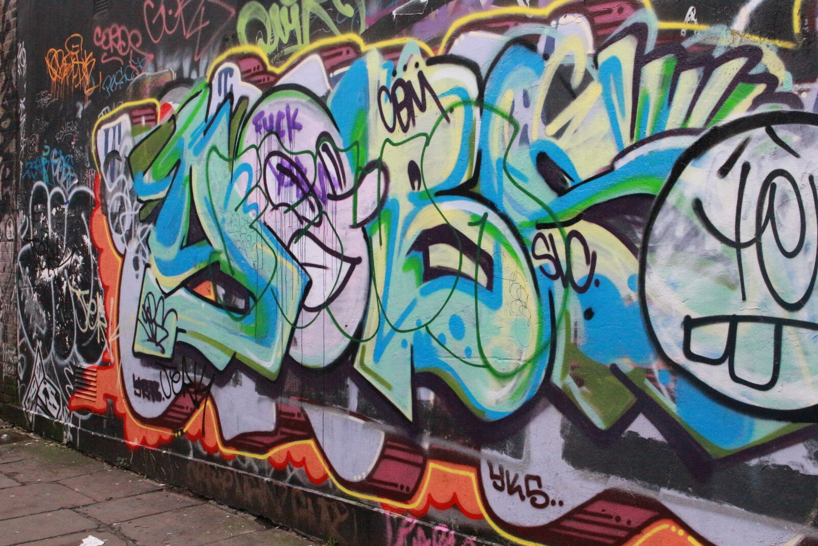 Canon EOS 100D (EOS Rebel SL1 / EOS Kiss X7) sample photo. Art, graffiti, london, street photography