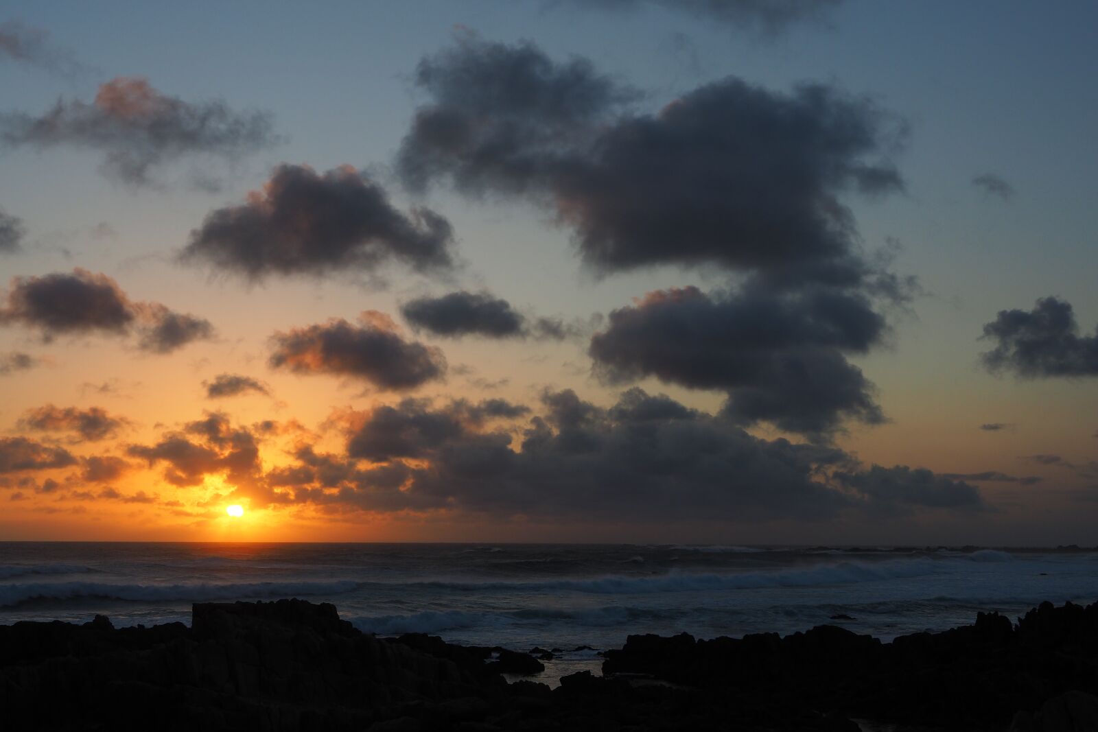 Olympus OM-D E-M5 II + Olympus M.Zuiko Digital ED 12-40mm F2.8 Pro sample photo. Sunset, sea, wave photography