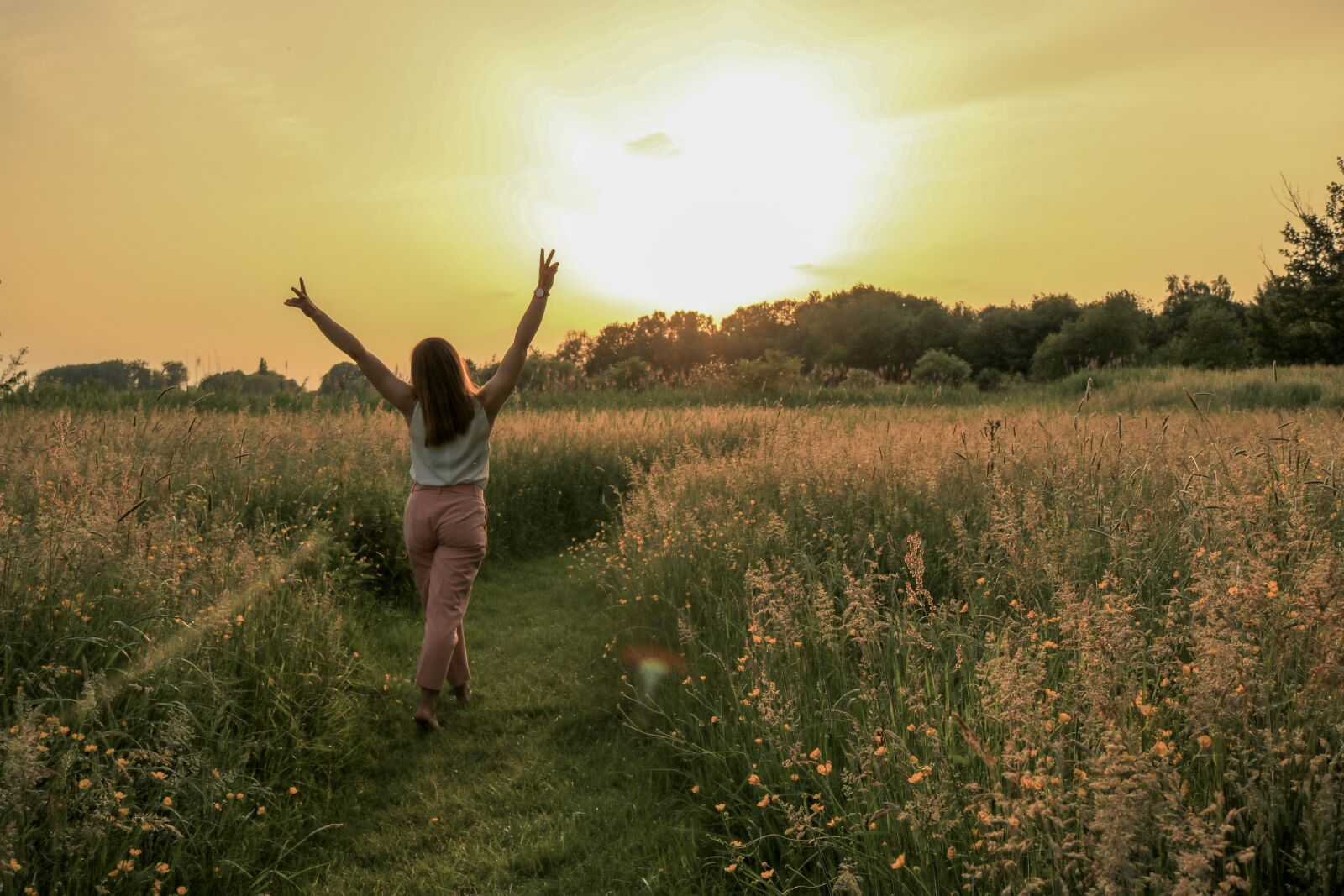 Canon EOS 750D (EOS Rebel T6i / EOS Kiss X8i) sample photo. Woman, field, sun photography