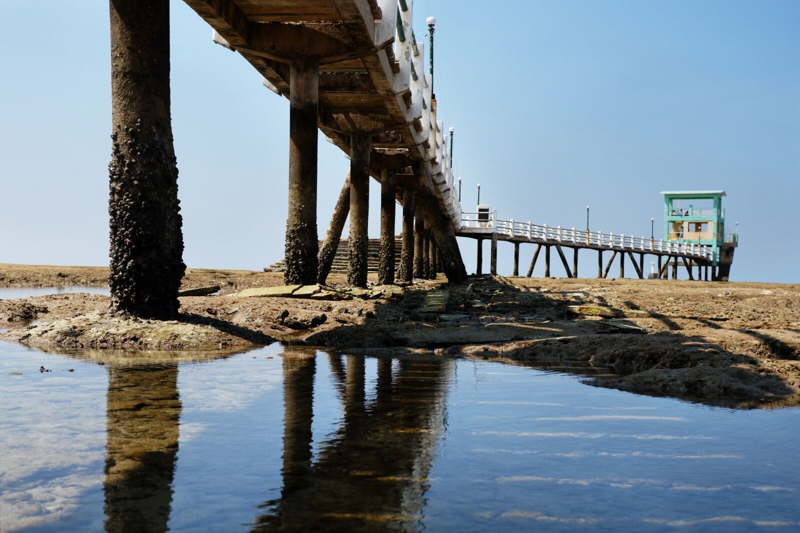 Fujifilm X-A5 sample photo. Bridge, low tide, under photography