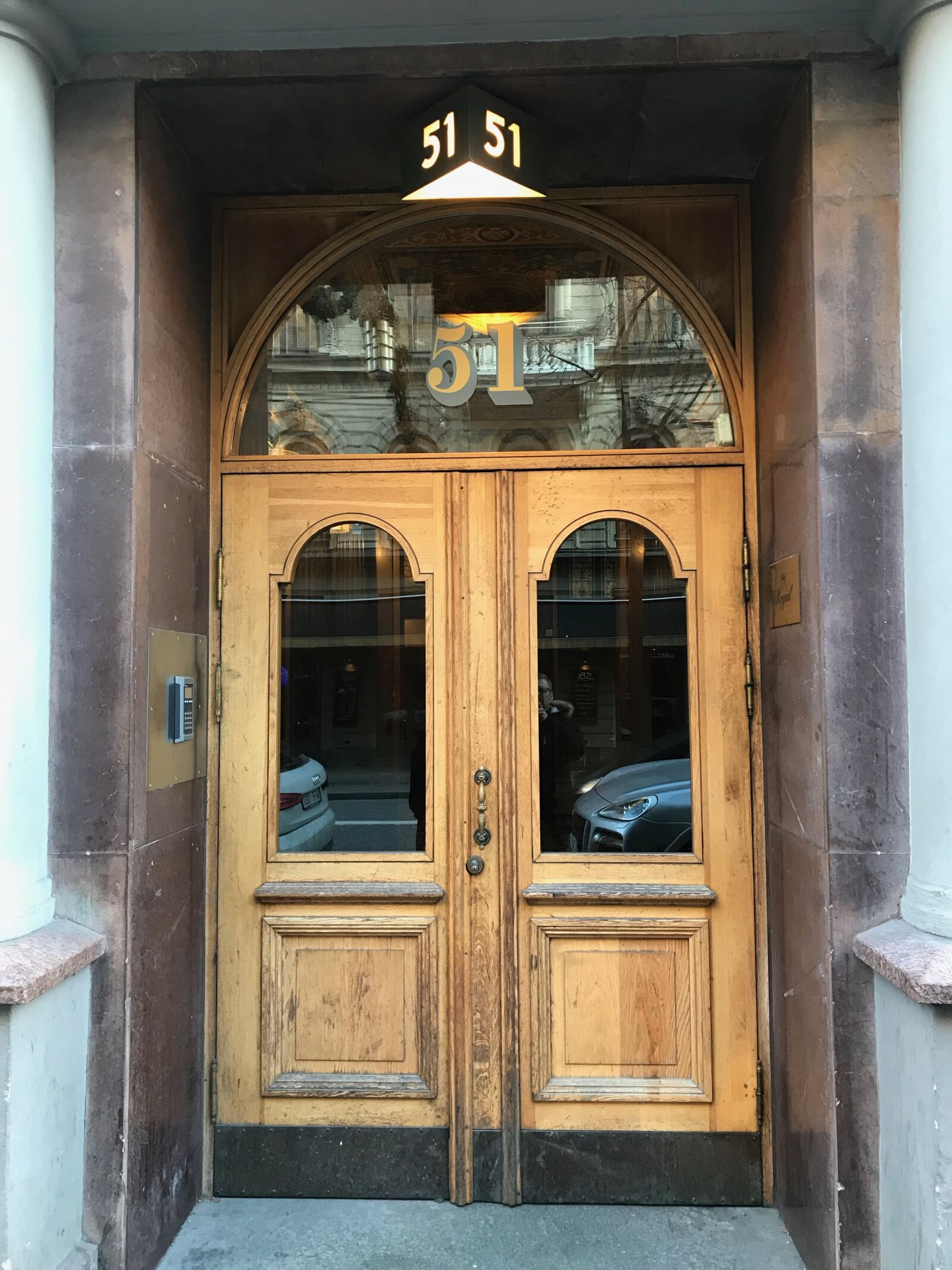 iPhone 7 back camera 3.99mm f/1.8 sample photo. Door, tree, old photography