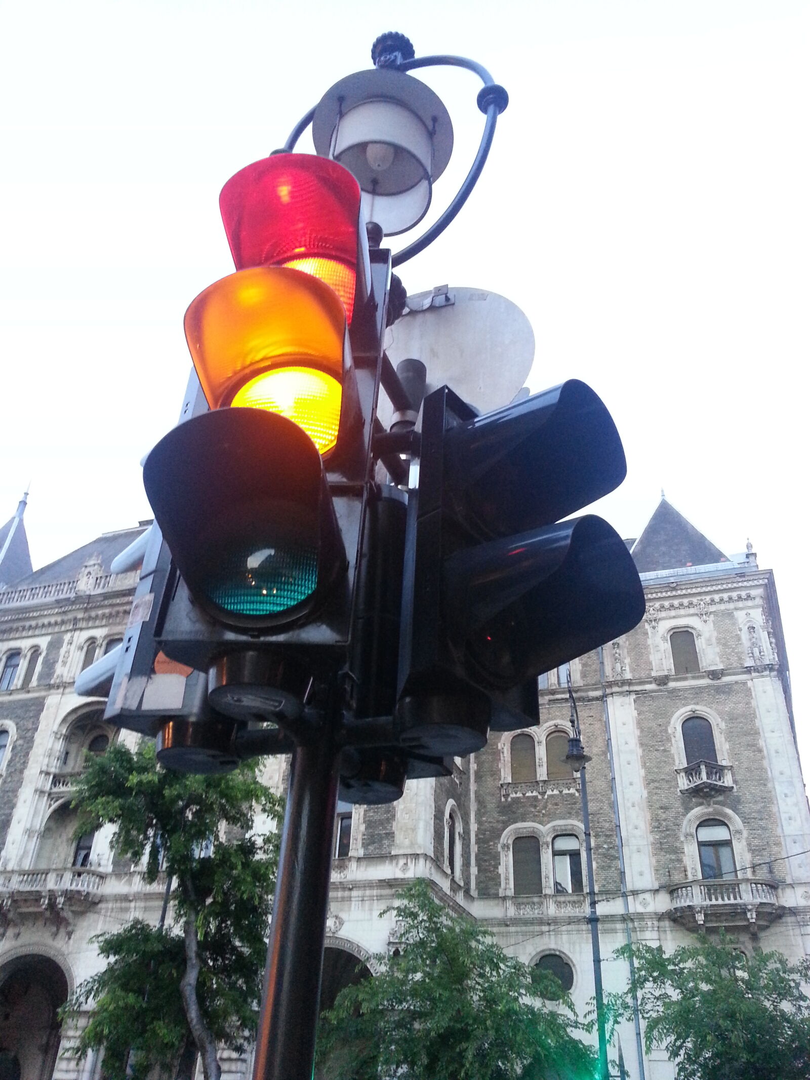 Samsung Galaxy S3 sample photo. Budapest, city, traffic, light photography