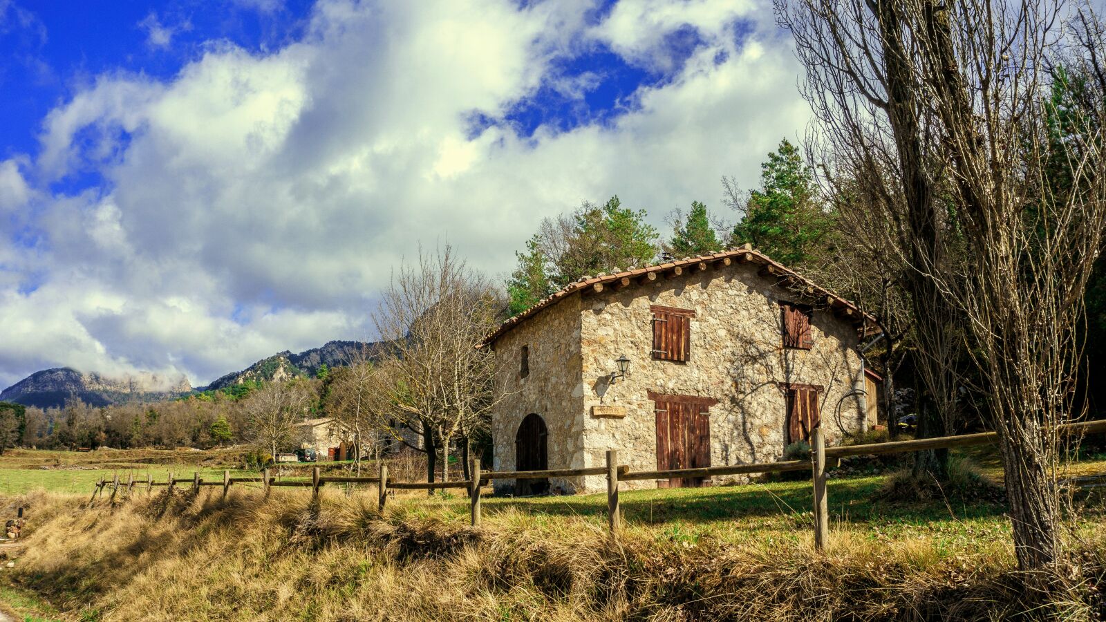Sony E 16-50mm F3.5-5.6 PZ OSS sample photo. House, rural, landscape photography