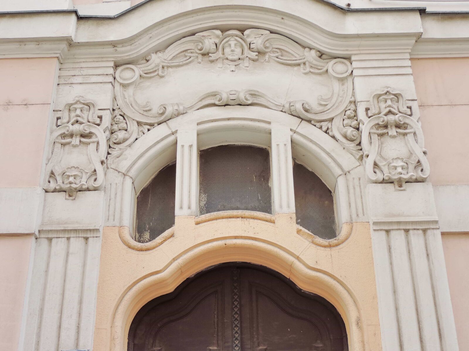 Nikon Coolpix P520 sample photo. Baroque, downtown, facade, heraldry photography