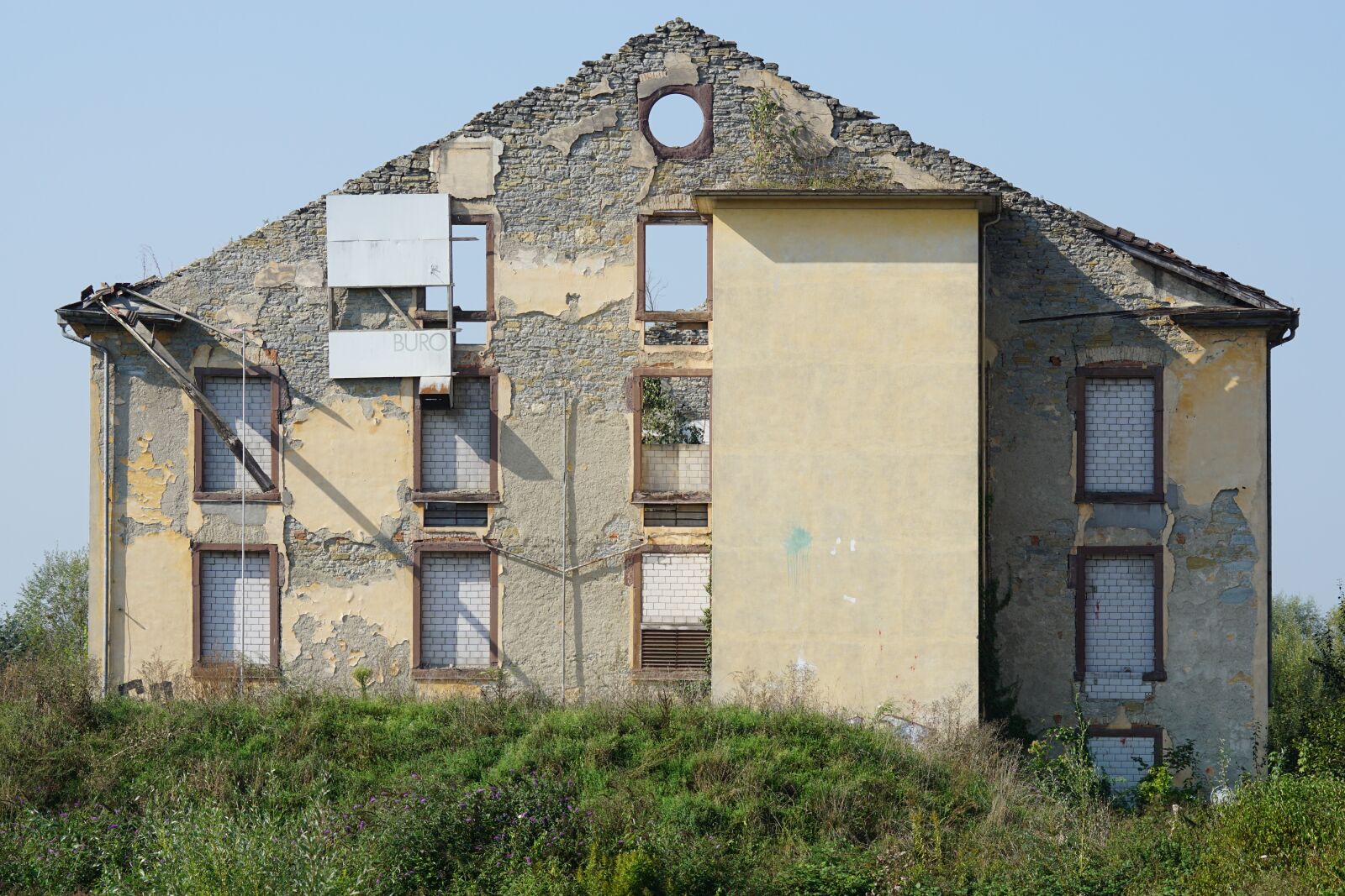 Sony 70-400mm F4-5.6 G SSM sample photo. Abandoned place, spinning, ruin photography