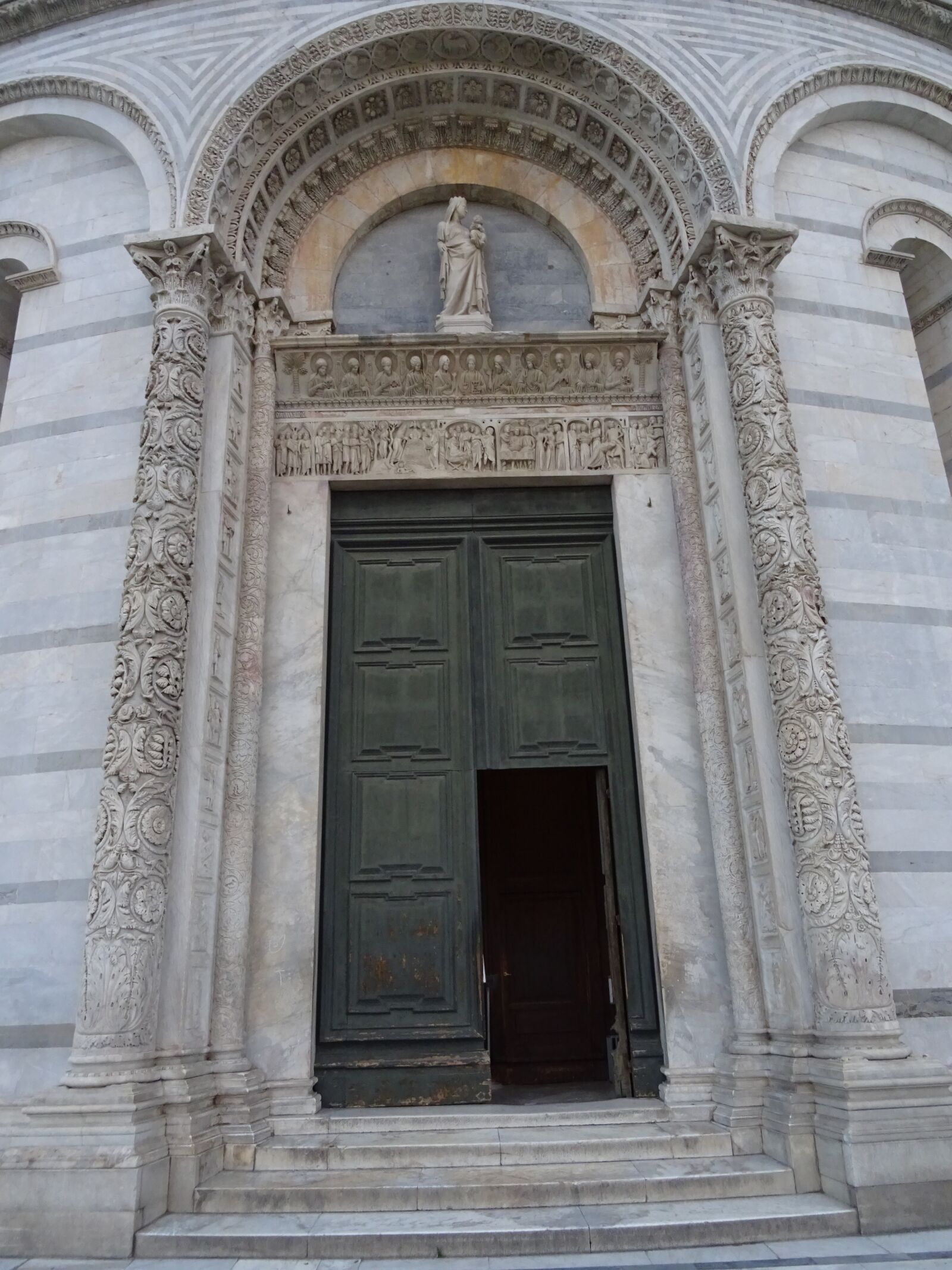 Sony DSC-HX60 sample photo. Pisa, window, italy photography