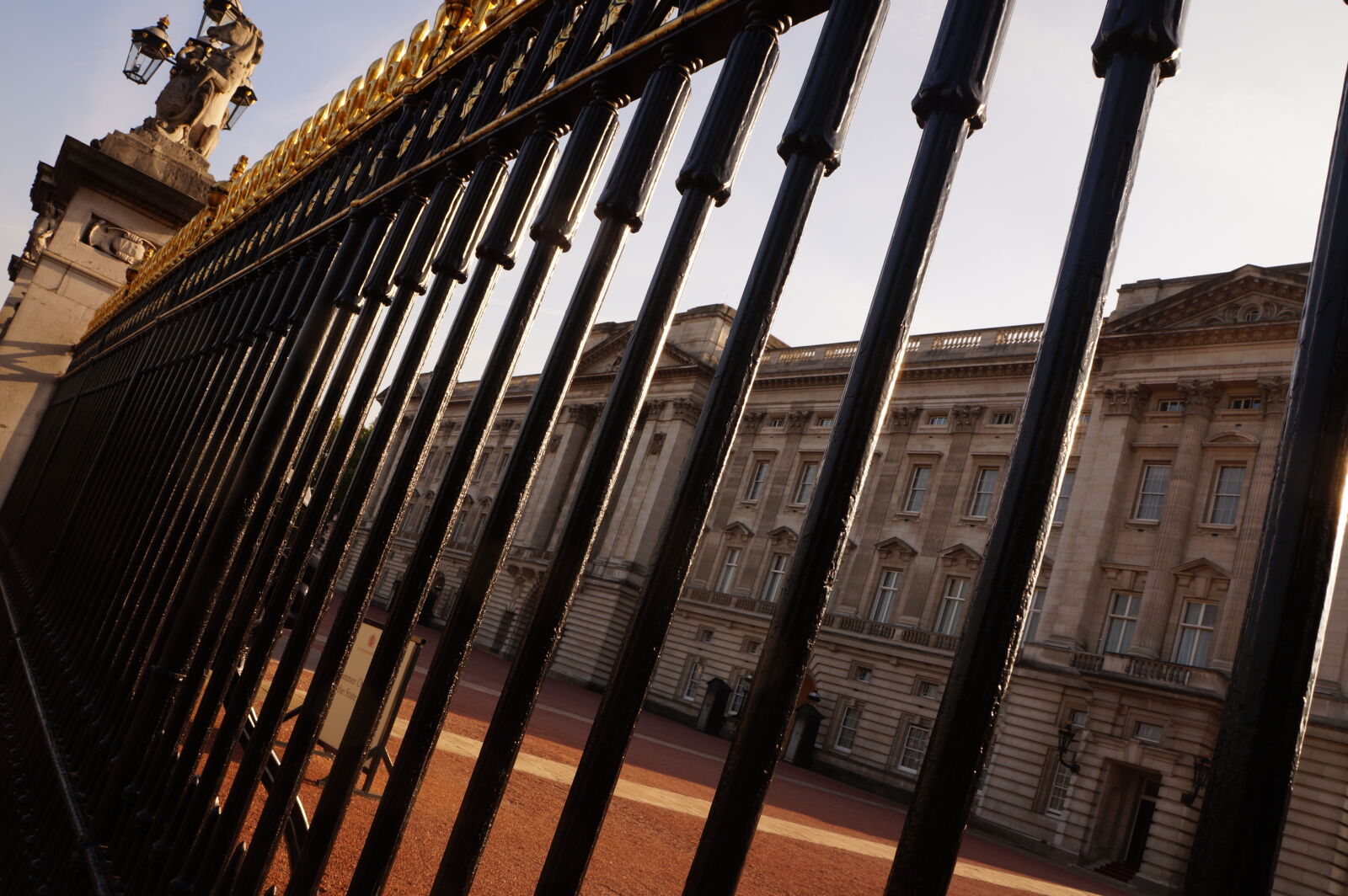Sony E 18-55mm F3.5-5.6 OSS sample photo. Buckingham, palace, london, the photography