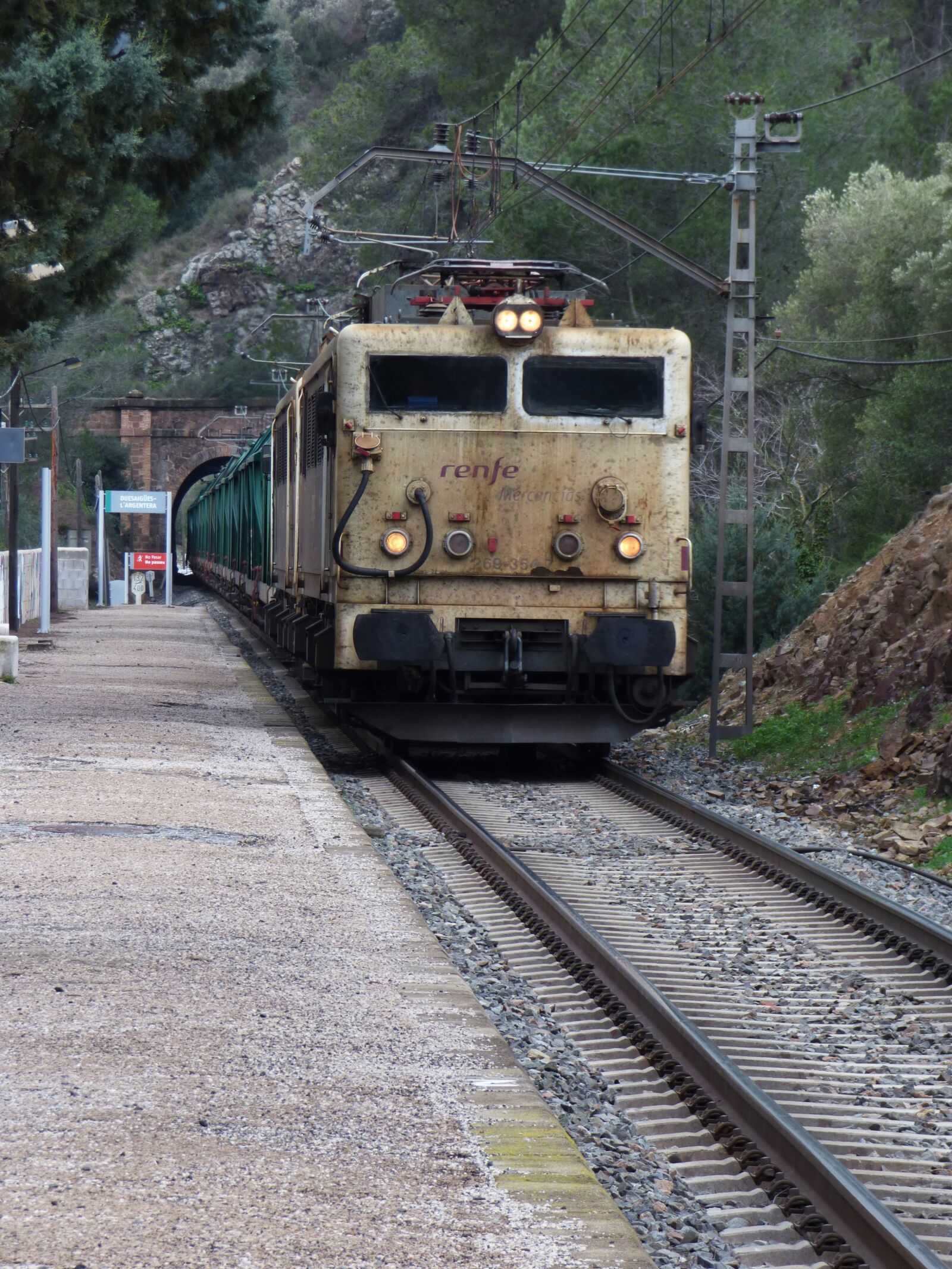 Panasonic Lumix DMC-FZ70 sample photo. Train, via, station photography