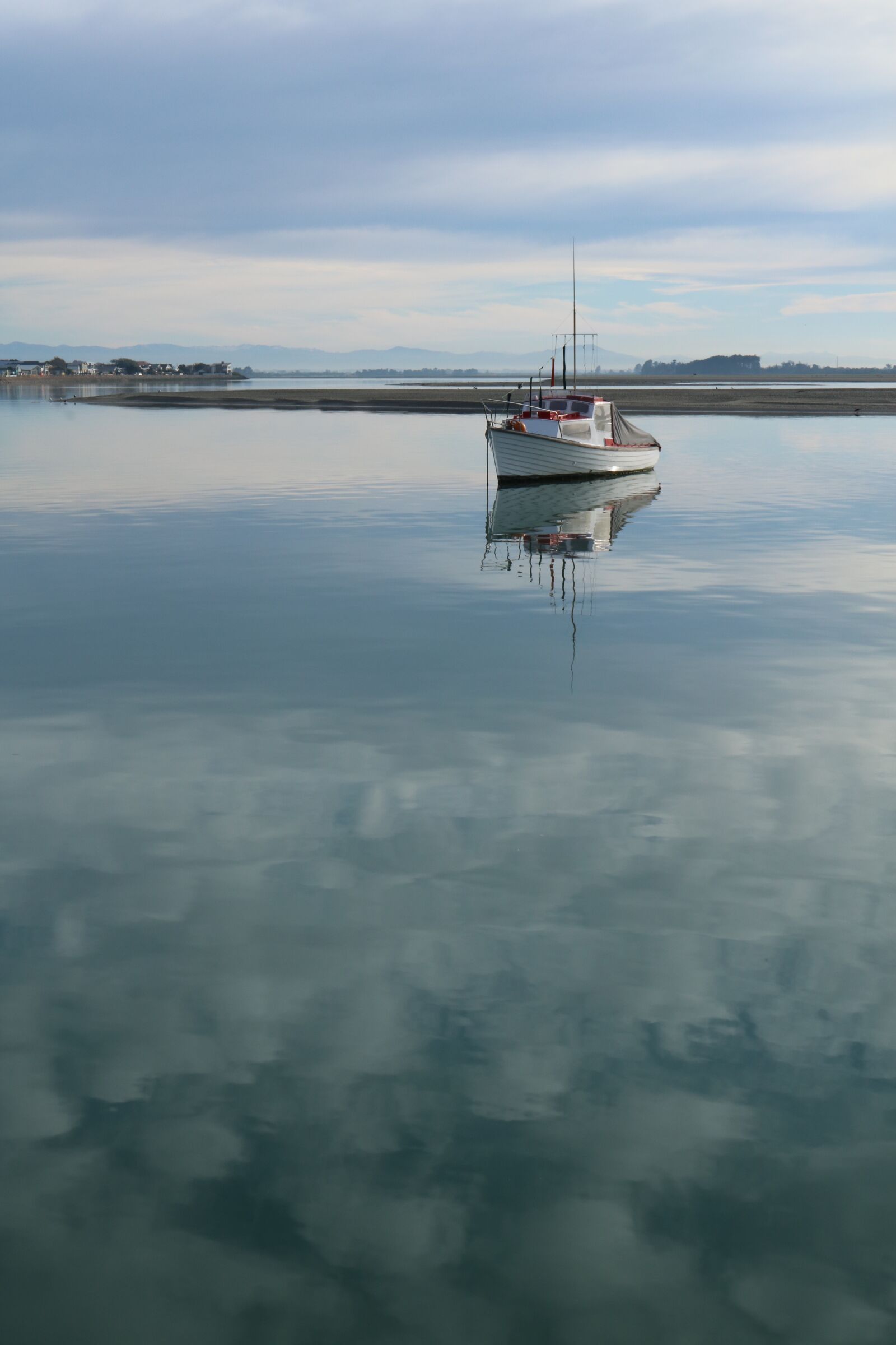Canon EOS 750D (EOS Rebel T6i / EOS Kiss X8i) sample photo. Boat, sea, clouds photography
