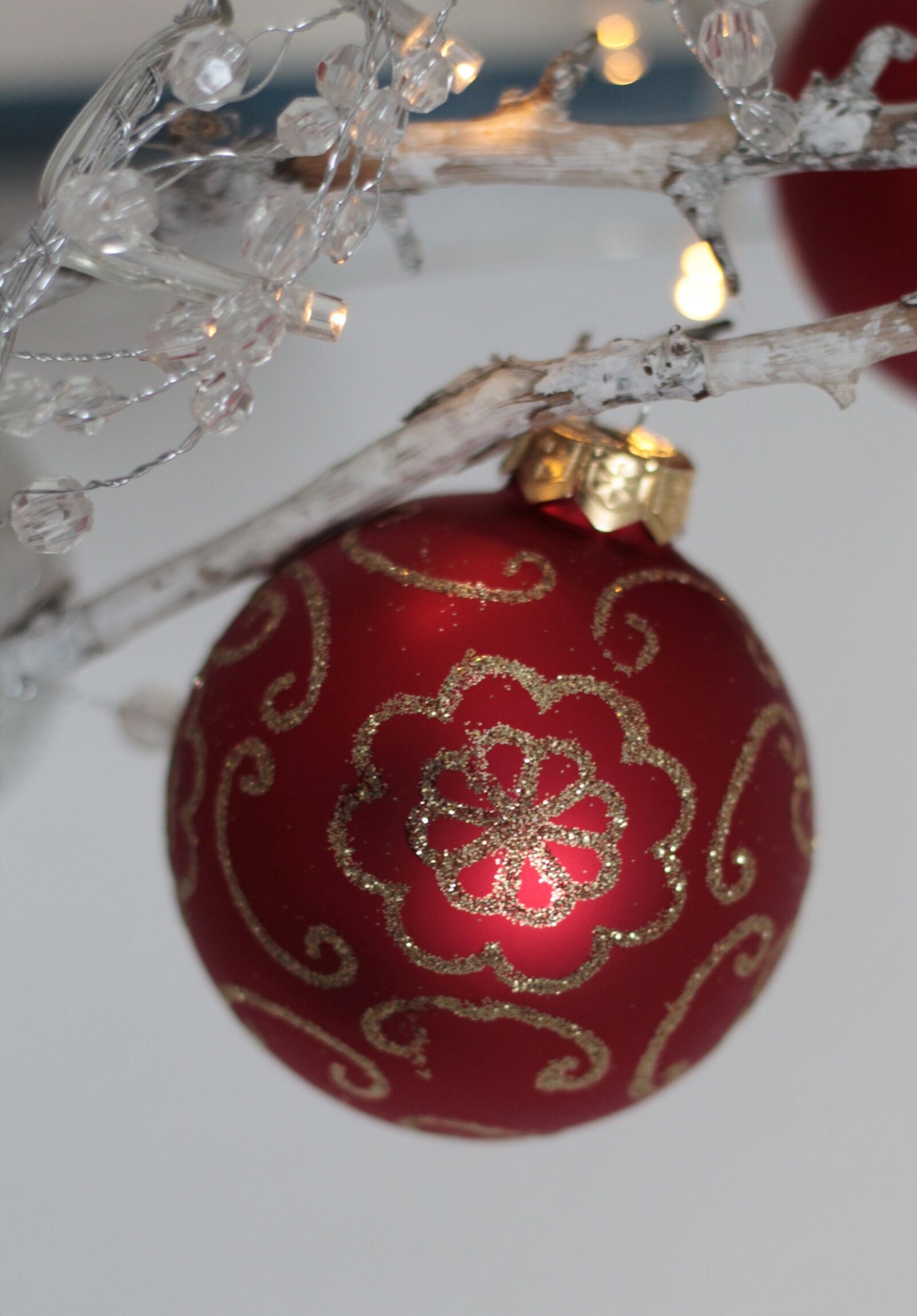 Canon EOS 600D (Rebel EOS T3i / EOS Kiss X5) sample photo. Christmas bauble, red, gold photography