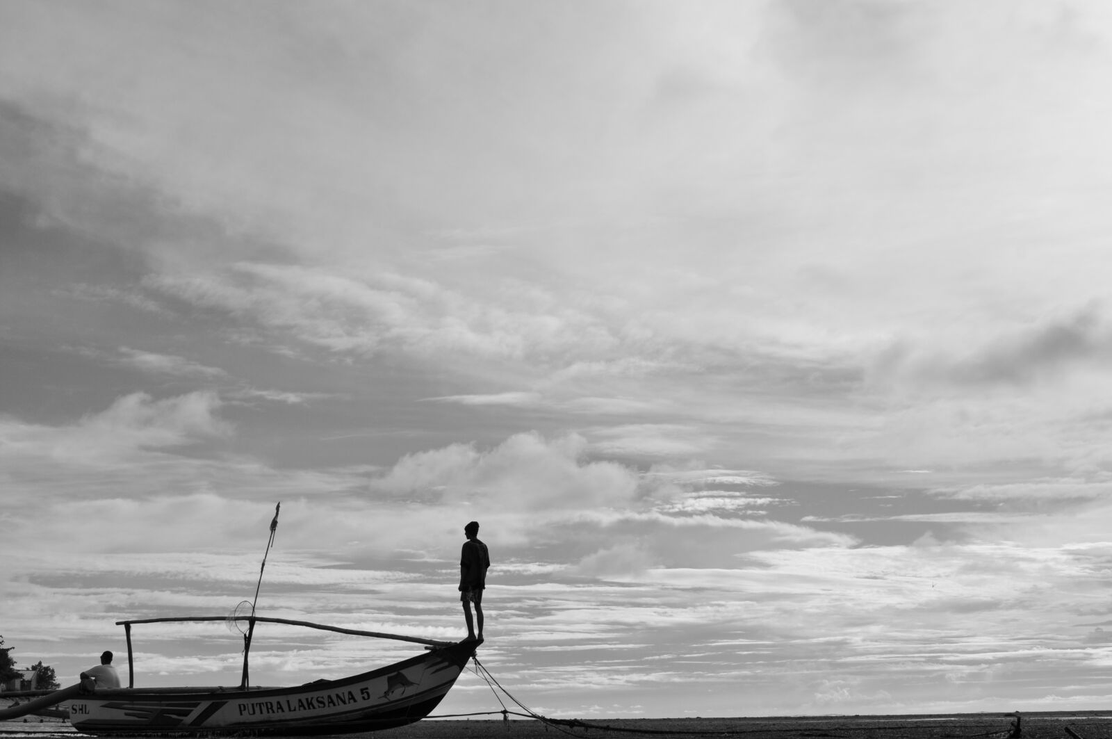 Nikon D90 + Nikon AF-S DX Nikkor 35mm F1.8G sample photo. Beach, boat, clouds, sunset photography