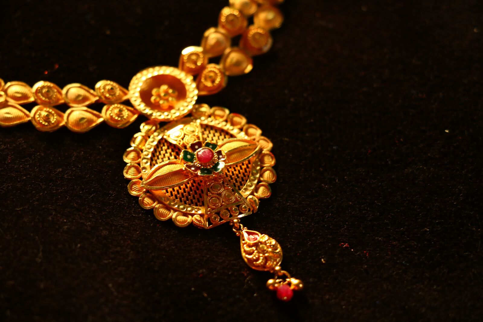 Canon EOS 760D (EOS Rebel T6s / EOS 8000D) sample photo. Jewelry, necklace, gem photography