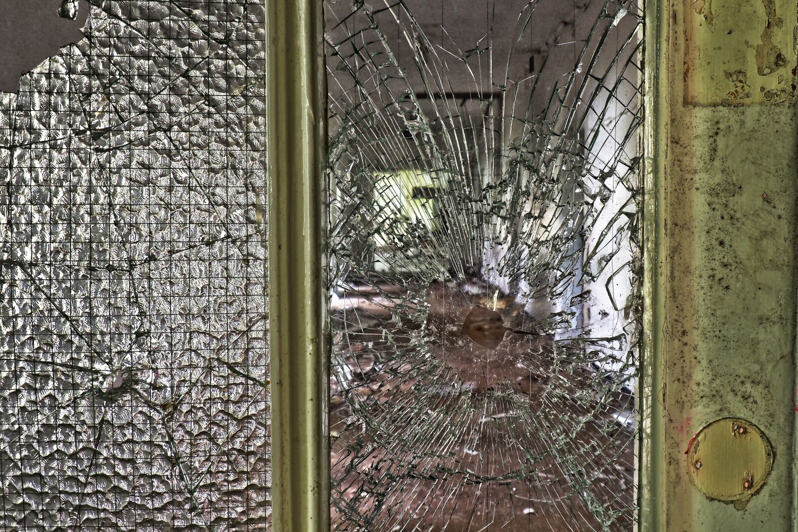 Olympus OM-D E-M10 sample photo. Lost places, abandoned, door photography