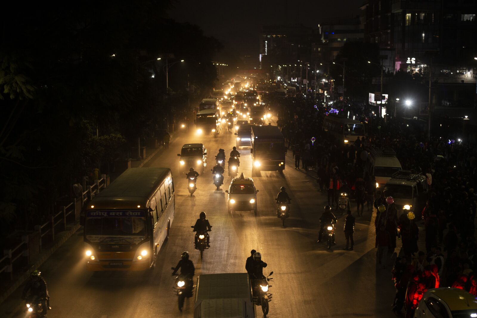 Canon EOS 6D + Canon EF 50mm F1.8 STM sample photo. Traffic, night, road photography