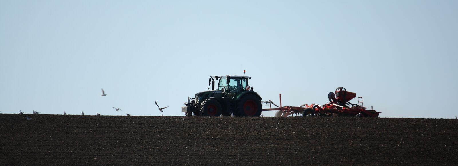 Canon EOS 400D (EOS Digital Rebel XTi / EOS Kiss Digital X) sample photo. Tractor, agriculture, mark photography