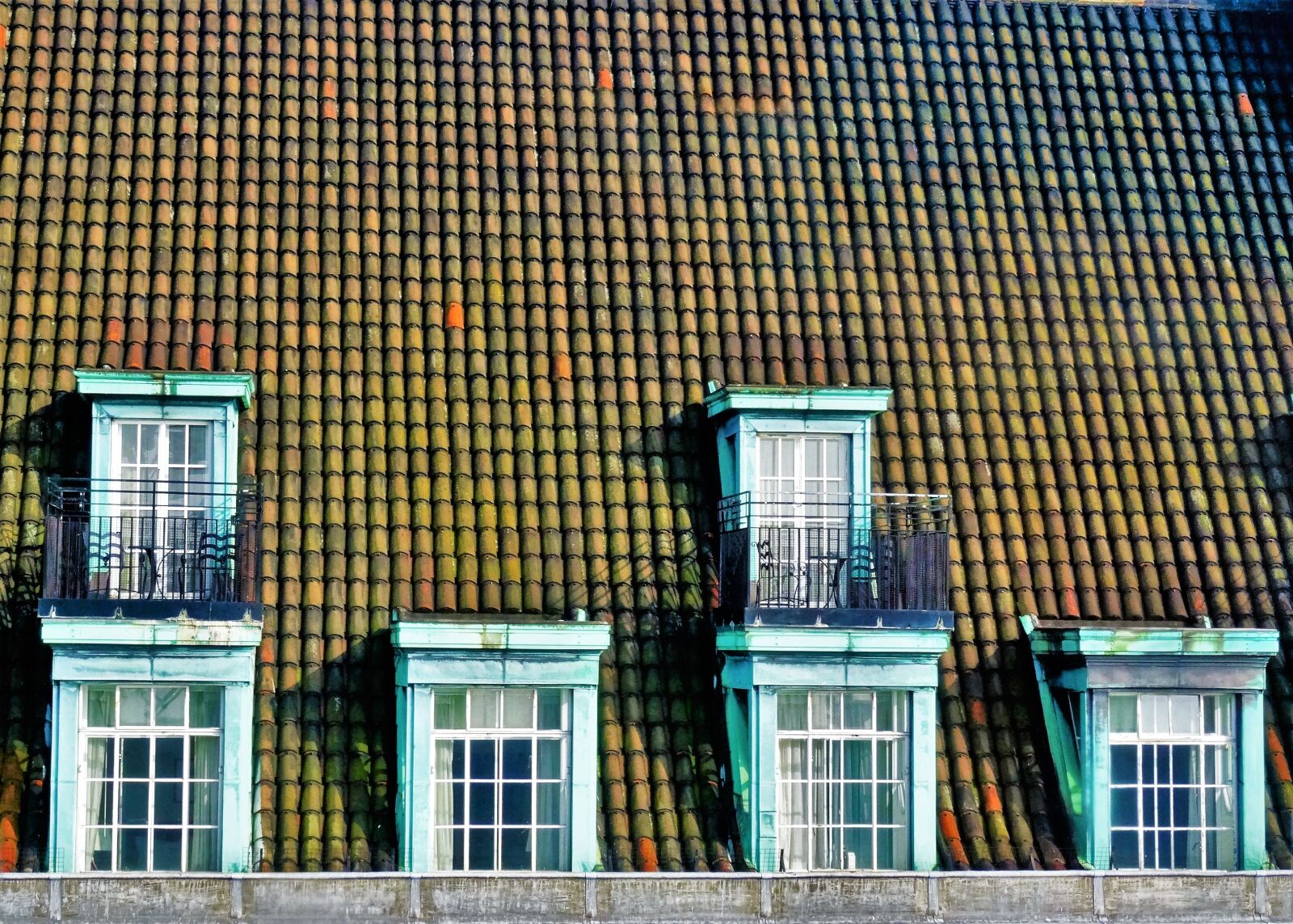 Sony Cyber-shot DSC-HX50V sample photo. Roof, window, building photography
