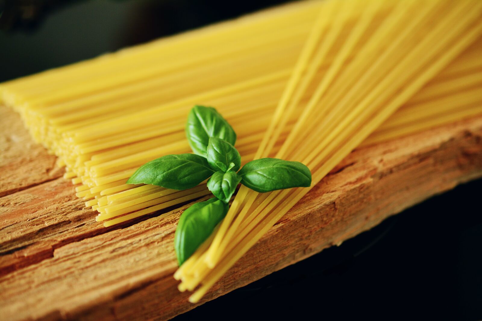 Nikon D5200 sample photo. Spaghetti, basil, noodles photography