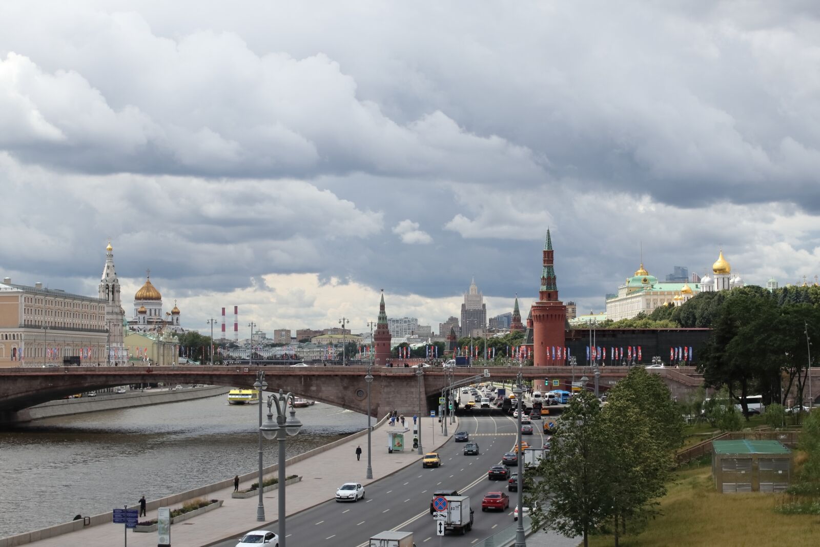 Canon EOS 77D (EOS 9000D / EOS 770D) sample photo. Clouds, the kremlin, moscow photography