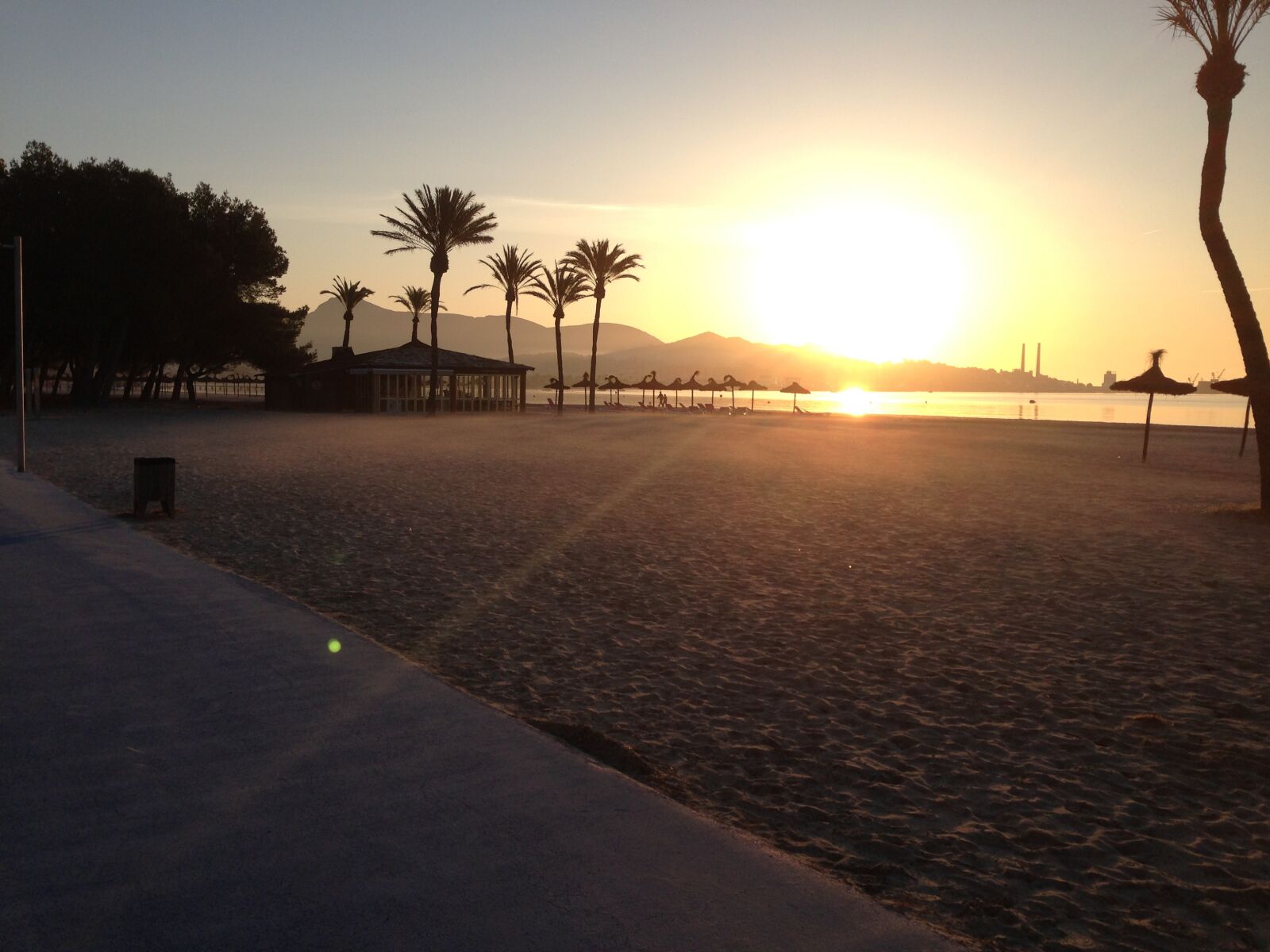 iPhone 5 back camera 4.12mm f/2.4 sample photo. Beach, morning sun, morning photography