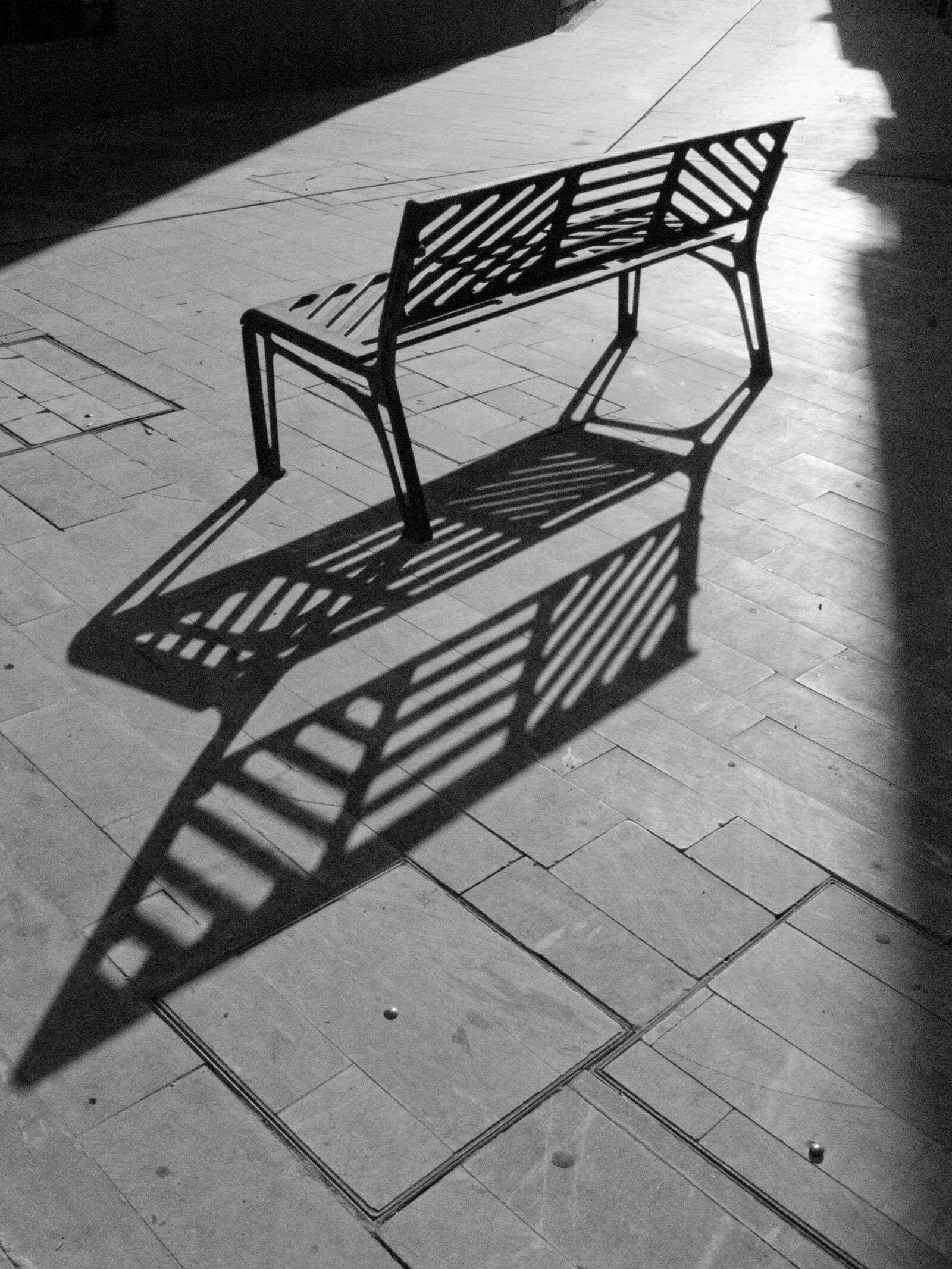 Olympus E-500 (EVOLT E-500) sample photo. Banco, sombra, paseo photography