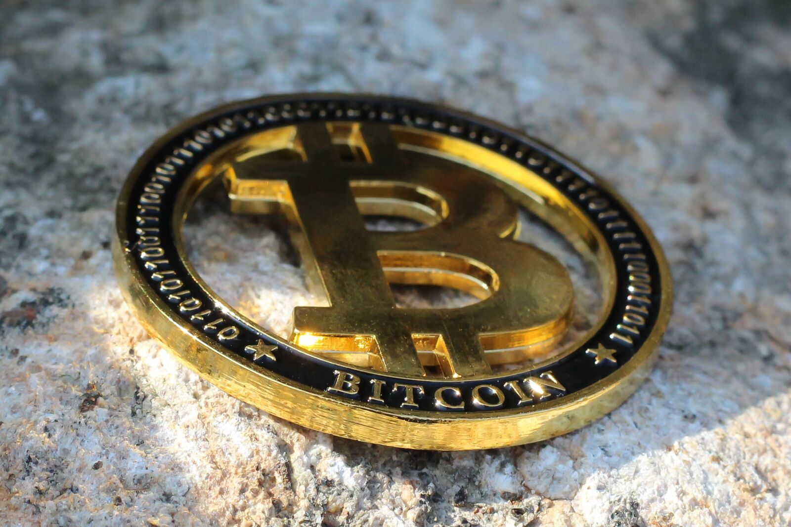 Canon EOS 700D (EOS Rebel T5i / EOS Kiss X7i) + Canon EF 50mm F1.8 STM sample photo. Bitcoin, currency, finance photography