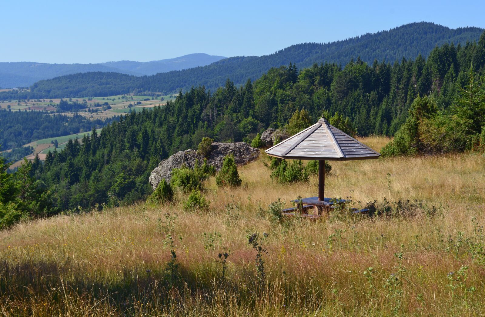 Nikon D5200 sample photo. Lay-by, wooden sunshade, mountain photography