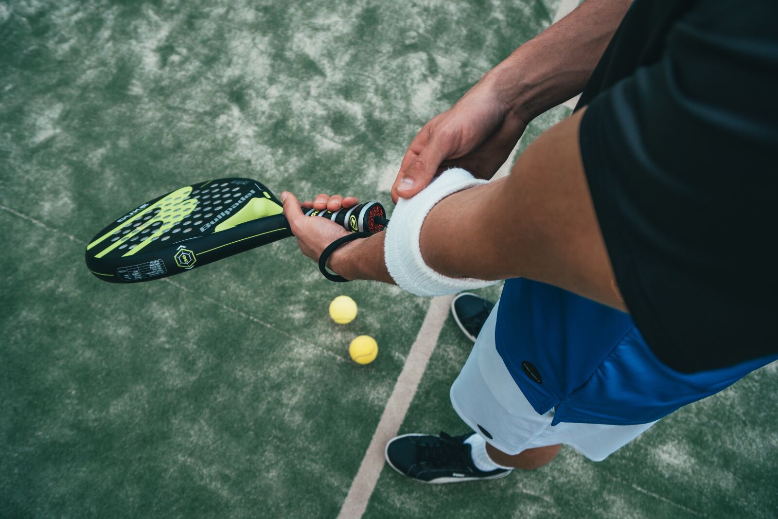 Sony a6500 + Sony Vario-Tessar T* E 16-70mm F4 ZA OSS sample photo. Tennis, man, background photography