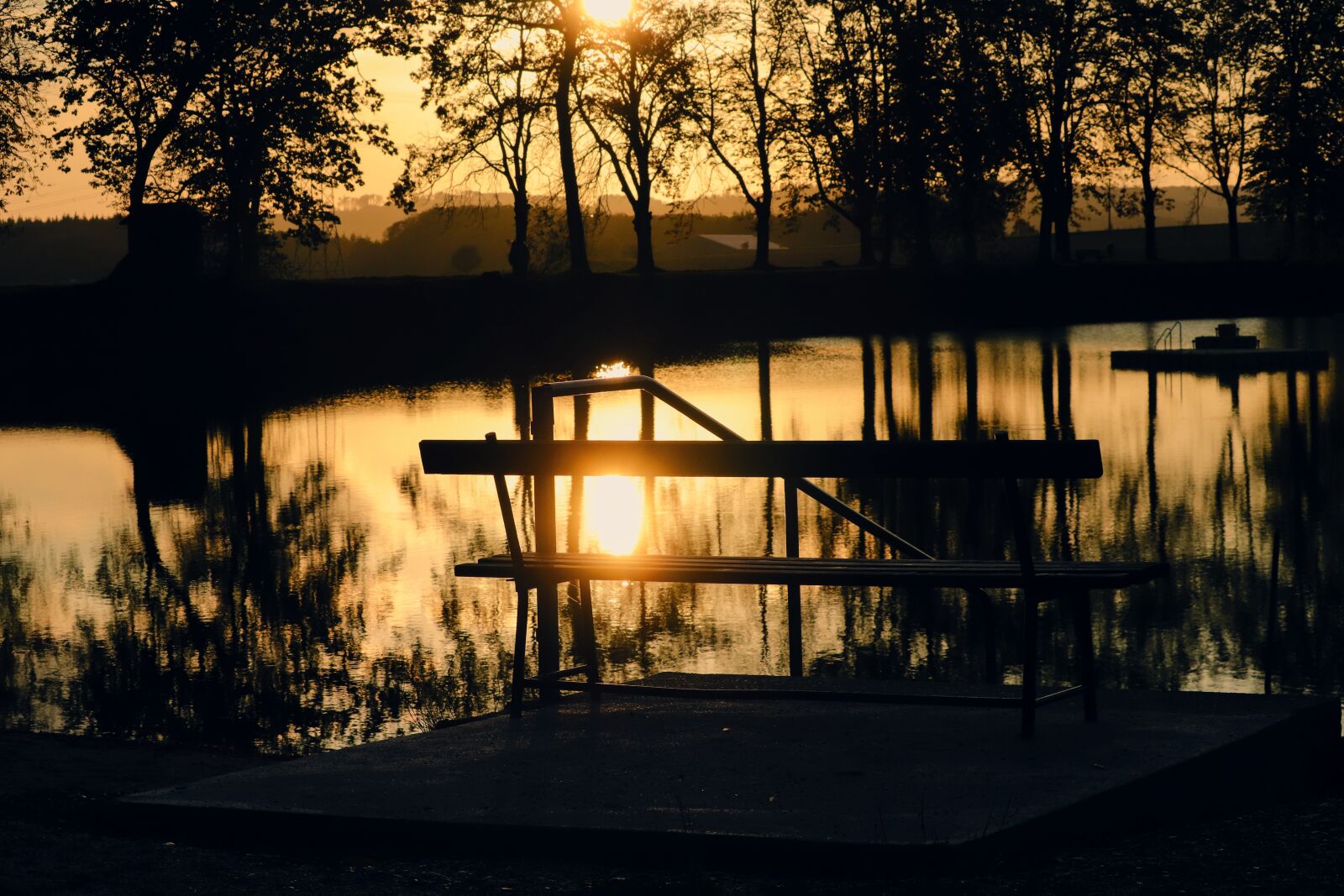 Canon EOS 200D (EOS Rebel SL2 / EOS Kiss X9) sample photo. Tranquility base, bank, lake photography