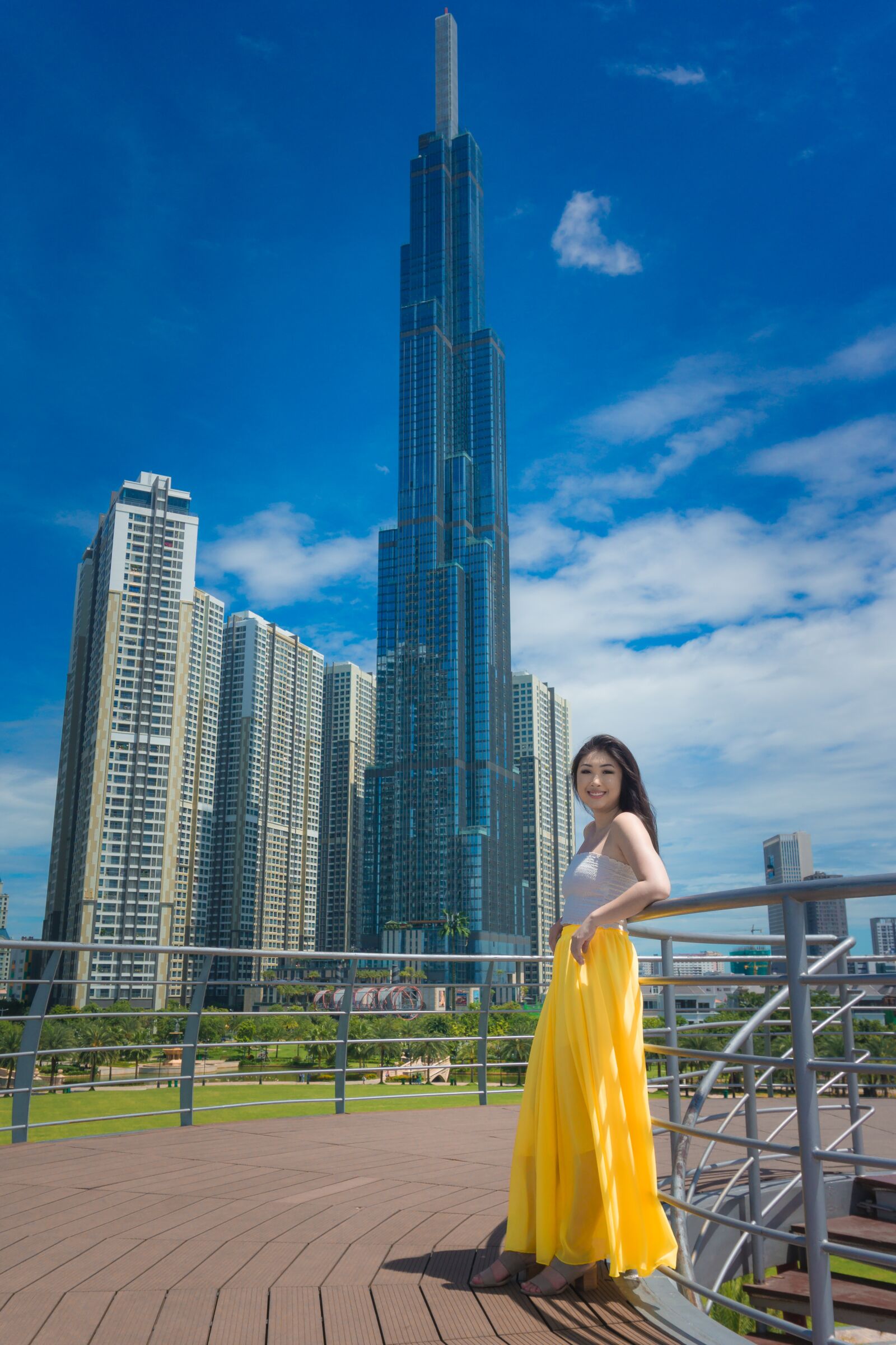 Sony E 16-50mm F3.5-5.6 PZ OSS sample photo. Landmark 81, lovely, dress photography