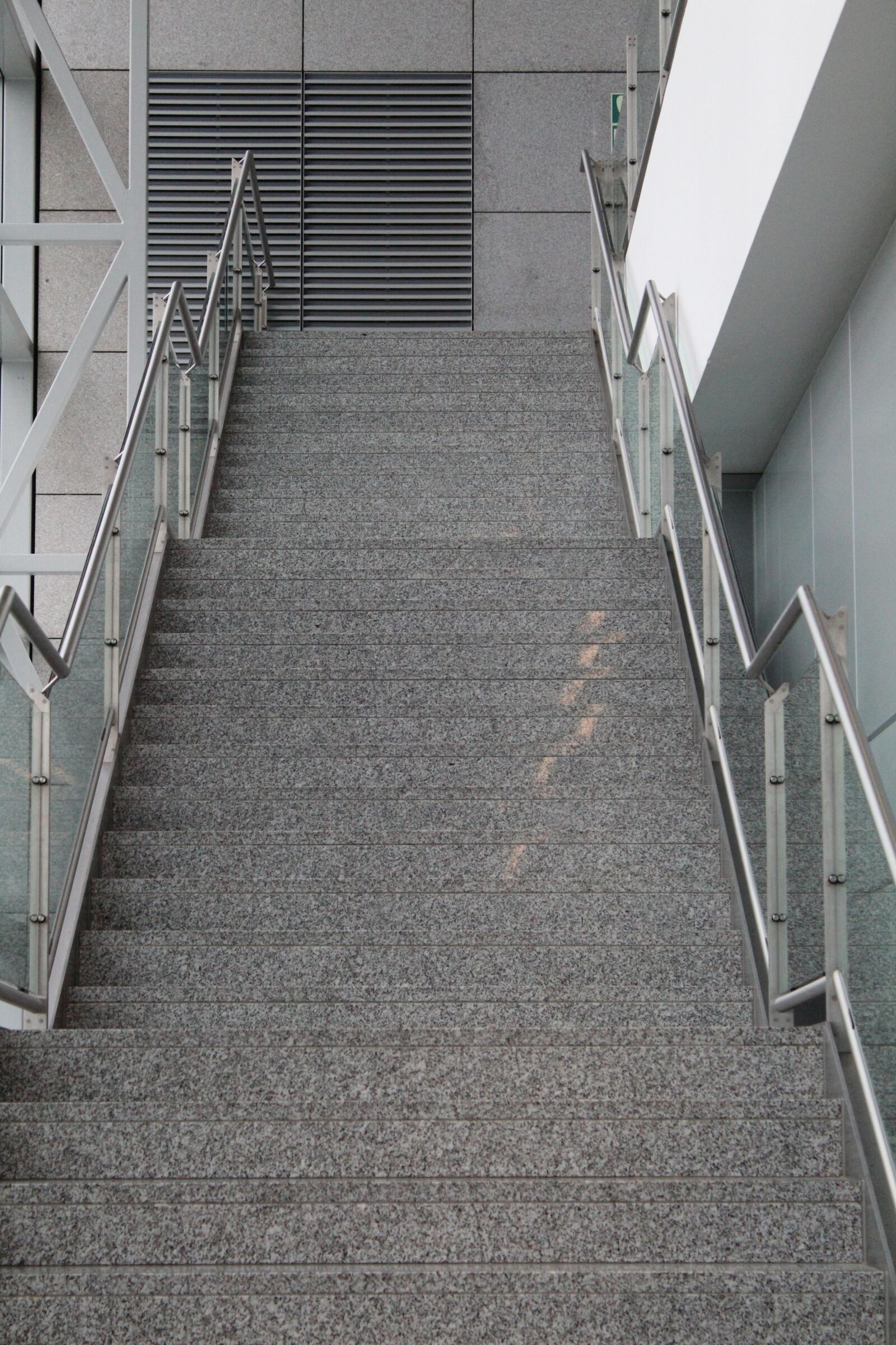 Canon EOS 1300D (EOS Rebel T6 / EOS Kiss X80) sample photo. Stairs, hall, building photography