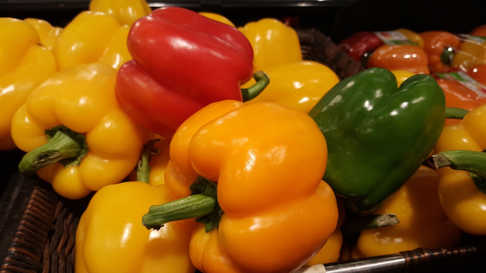 Samsung Galaxy Note5 sample photo. Capsicum, red capsicum, green photography