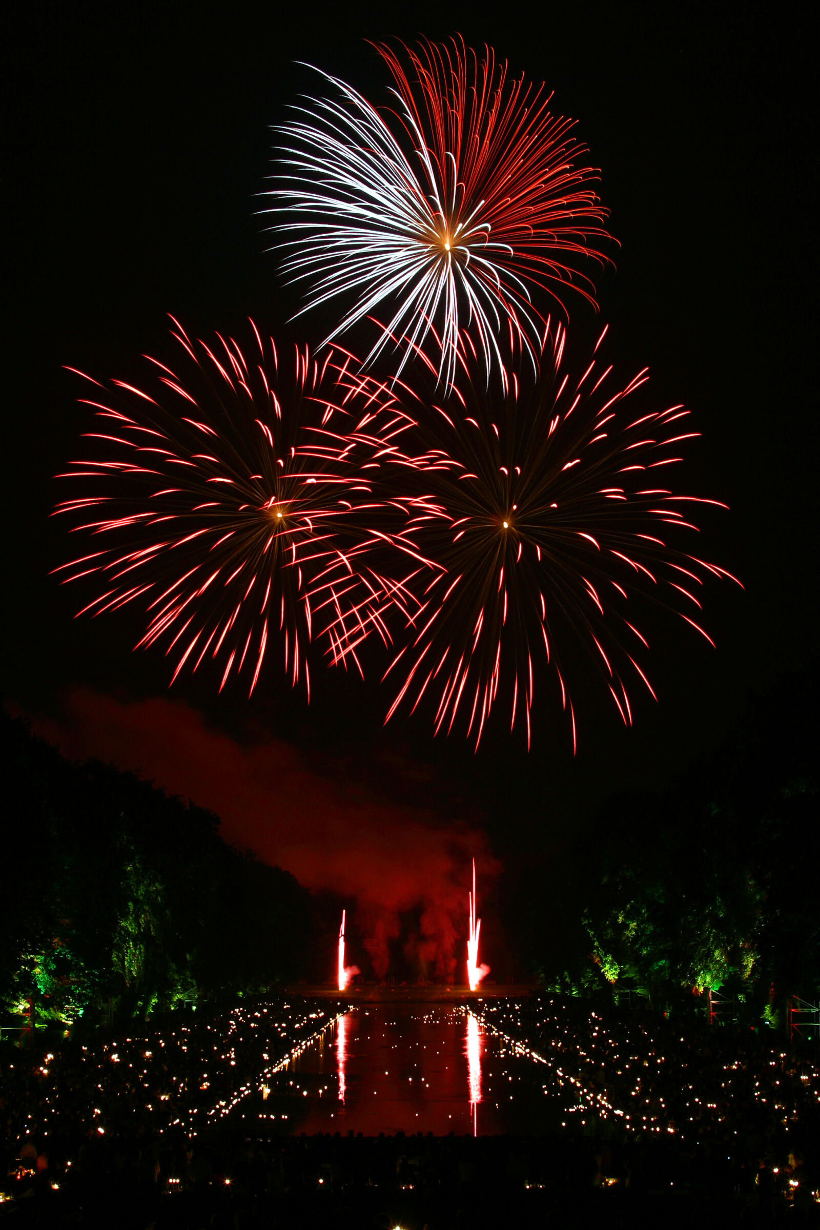 Canon EOS D60 sample photo. Red, and, white, fireworks photography