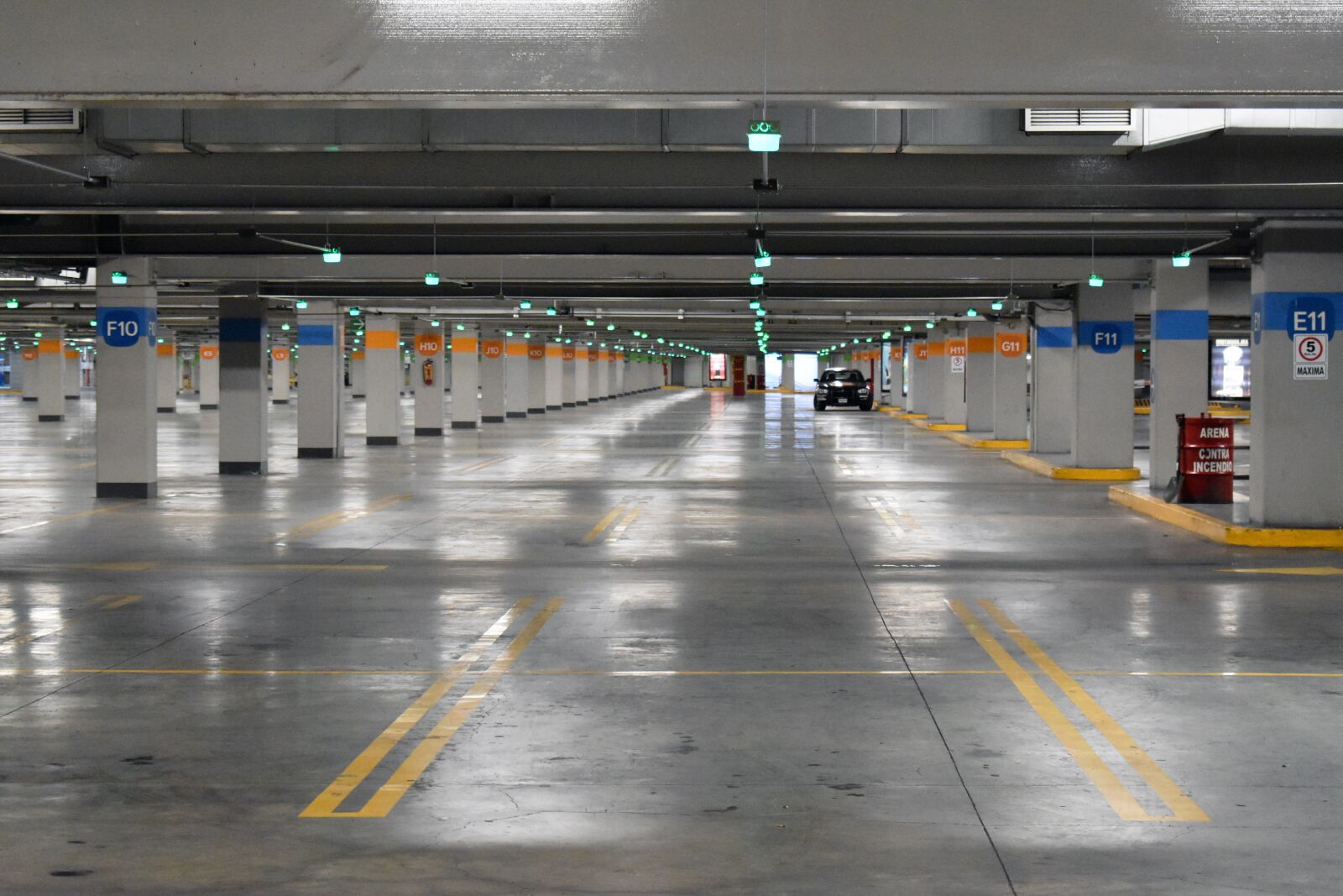 Nikon D5600 sample photo. Parking, loneliness, vacuum photography