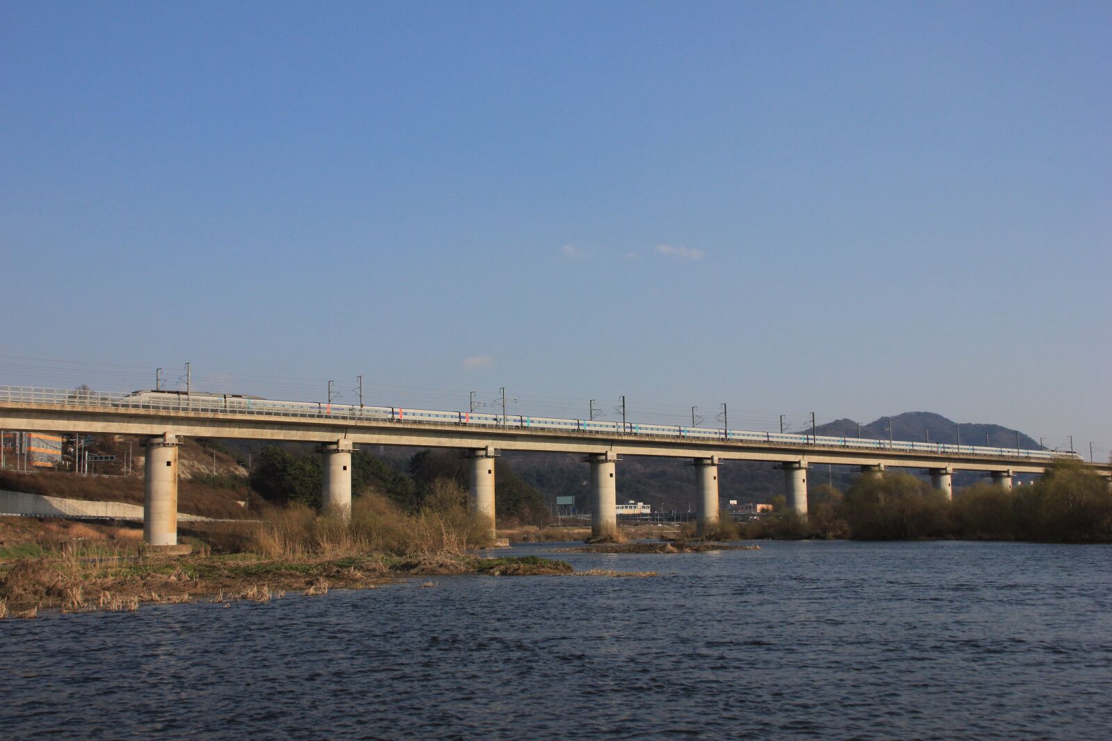 Canon EOS 600D (Rebel EOS T3i / EOS Kiss X5) sample photo. Korea, railway, transportation photography