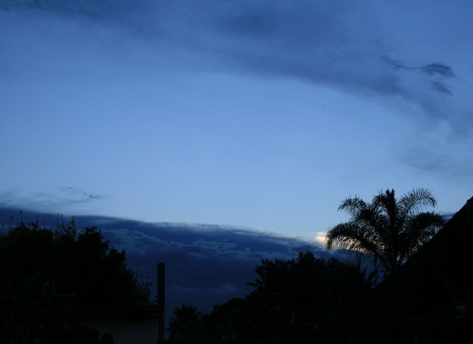 Canon EOS 400D (EOS Digital Rebel XTi / EOS Kiss Digital X) sample photo. Sky, blue, clouds photography