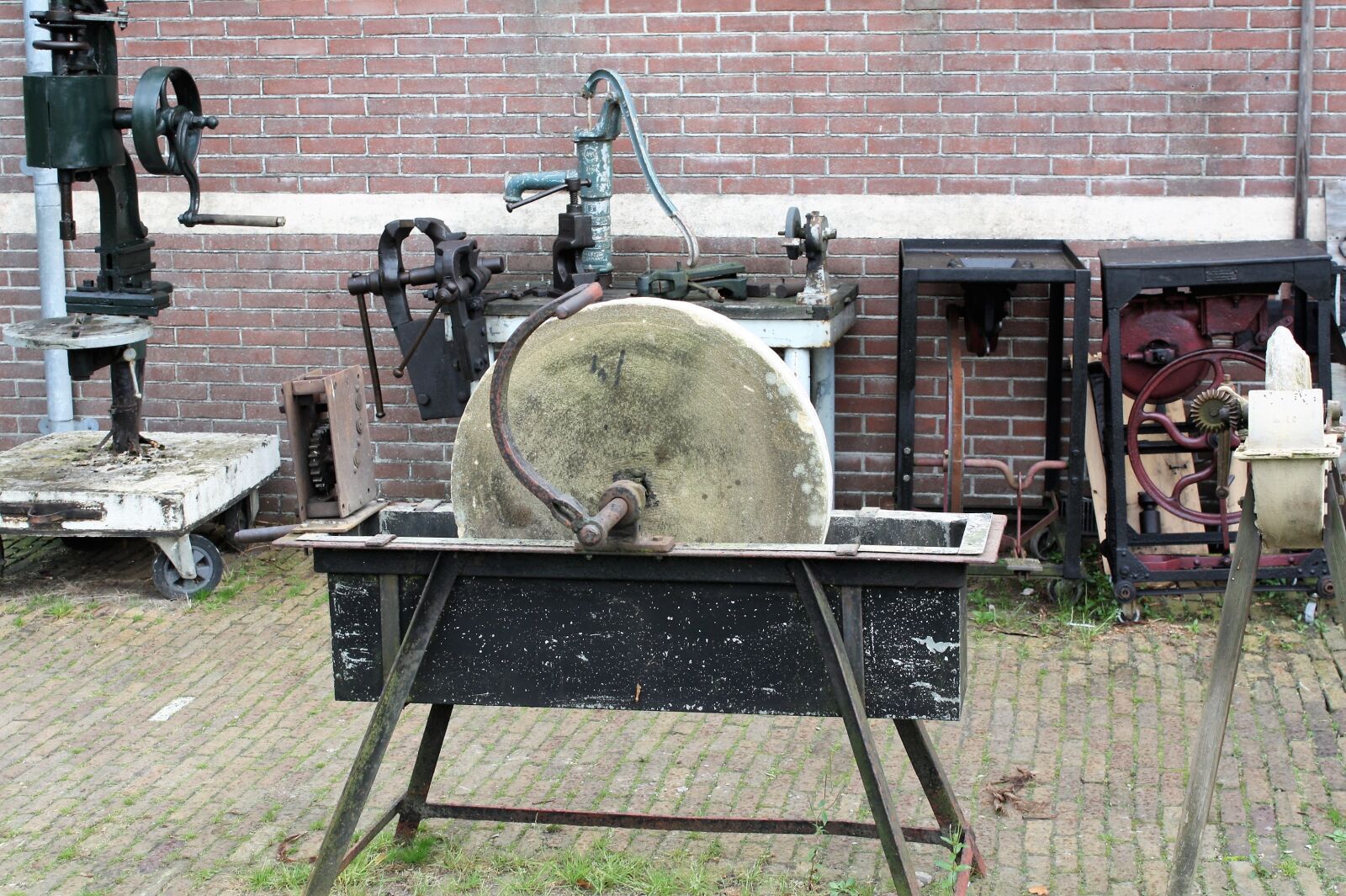 Canon EOS 450D (EOS Rebel XSi / EOS Kiss X2) sample photo. Grinding stone, grinding, old photography