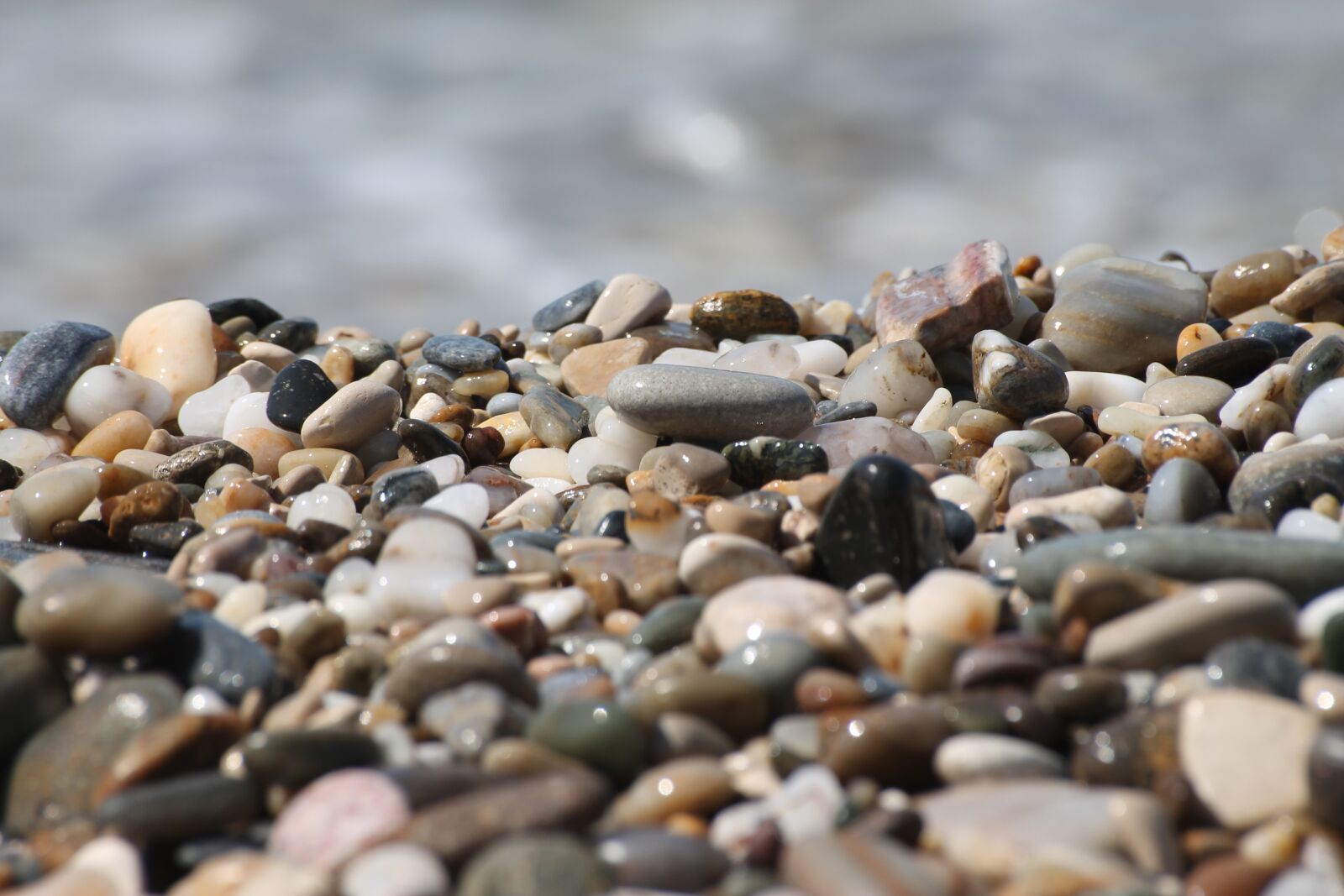 Canon EOS 1100D (EOS Rebel T3 / EOS Kiss X50) sample photo. Pebbles, beach, sea photography
