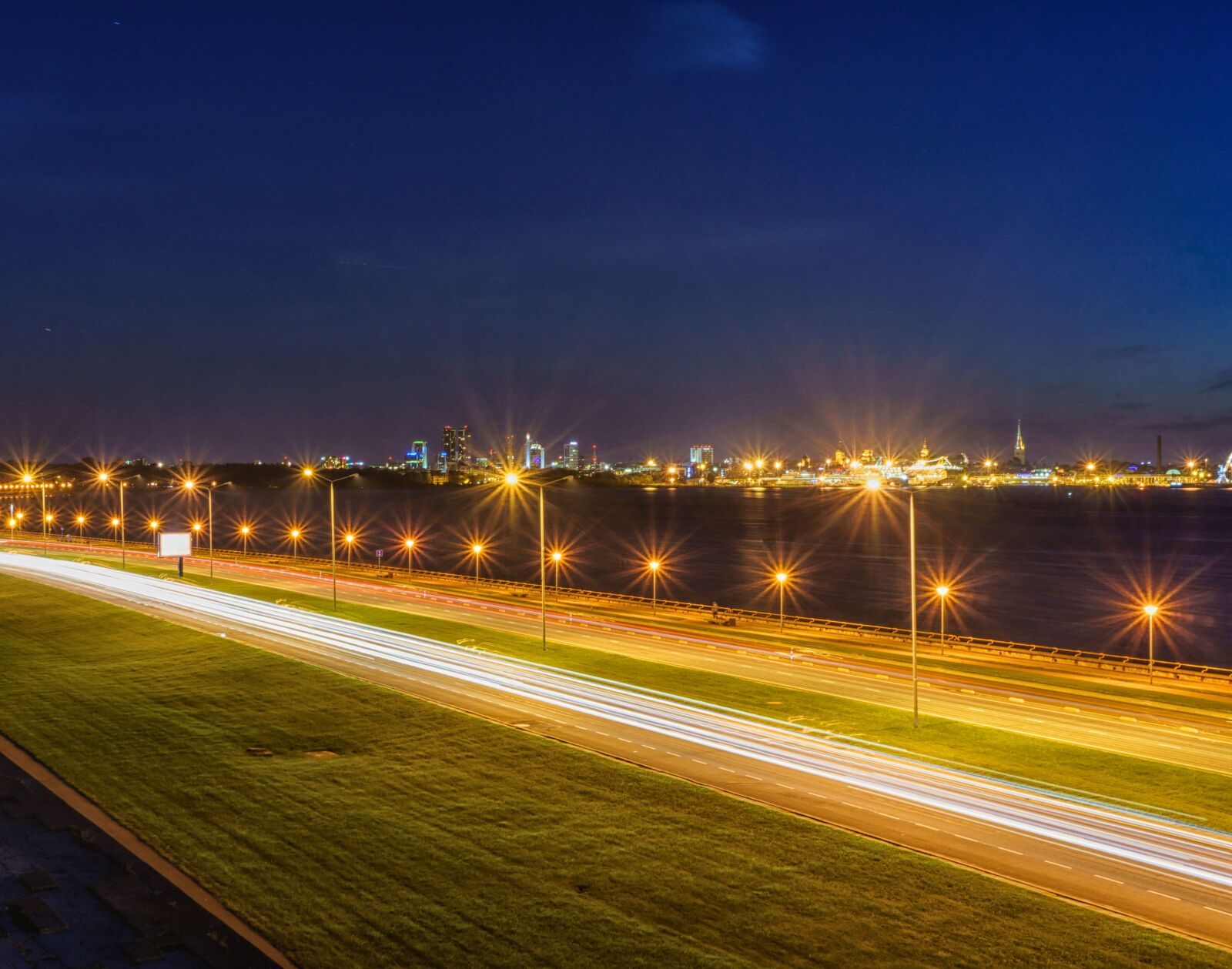 Sony a7 II + Sony FE 28-70mm F3.5-5.6 OSS sample photo. Tallinn, city, night photography