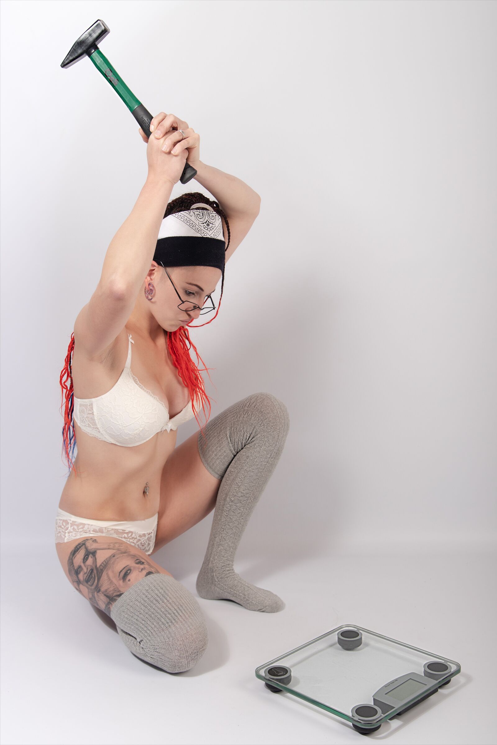 Canon EOS 6D Mark II sample photo. Woman, body, hammer photography