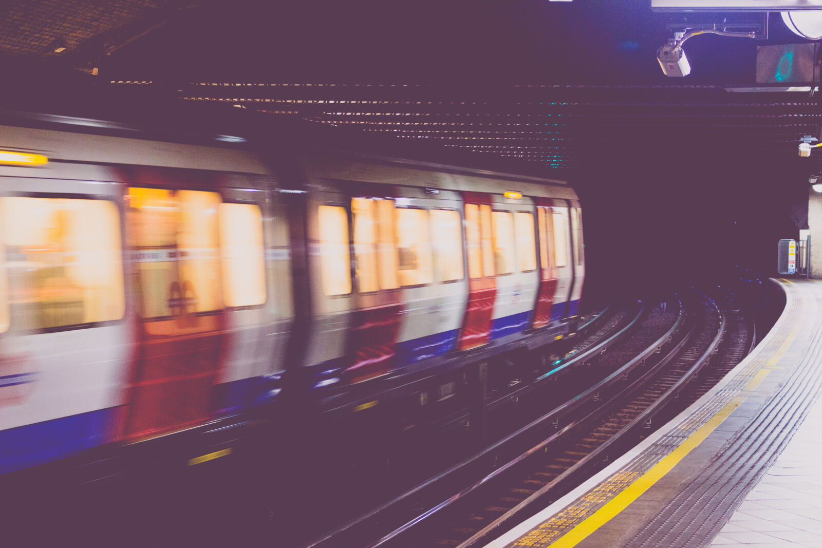 Canon EOS 700D (EOS Rebel T5i / EOS Kiss X7i) sample photo. Blur, motion, speed, station photography