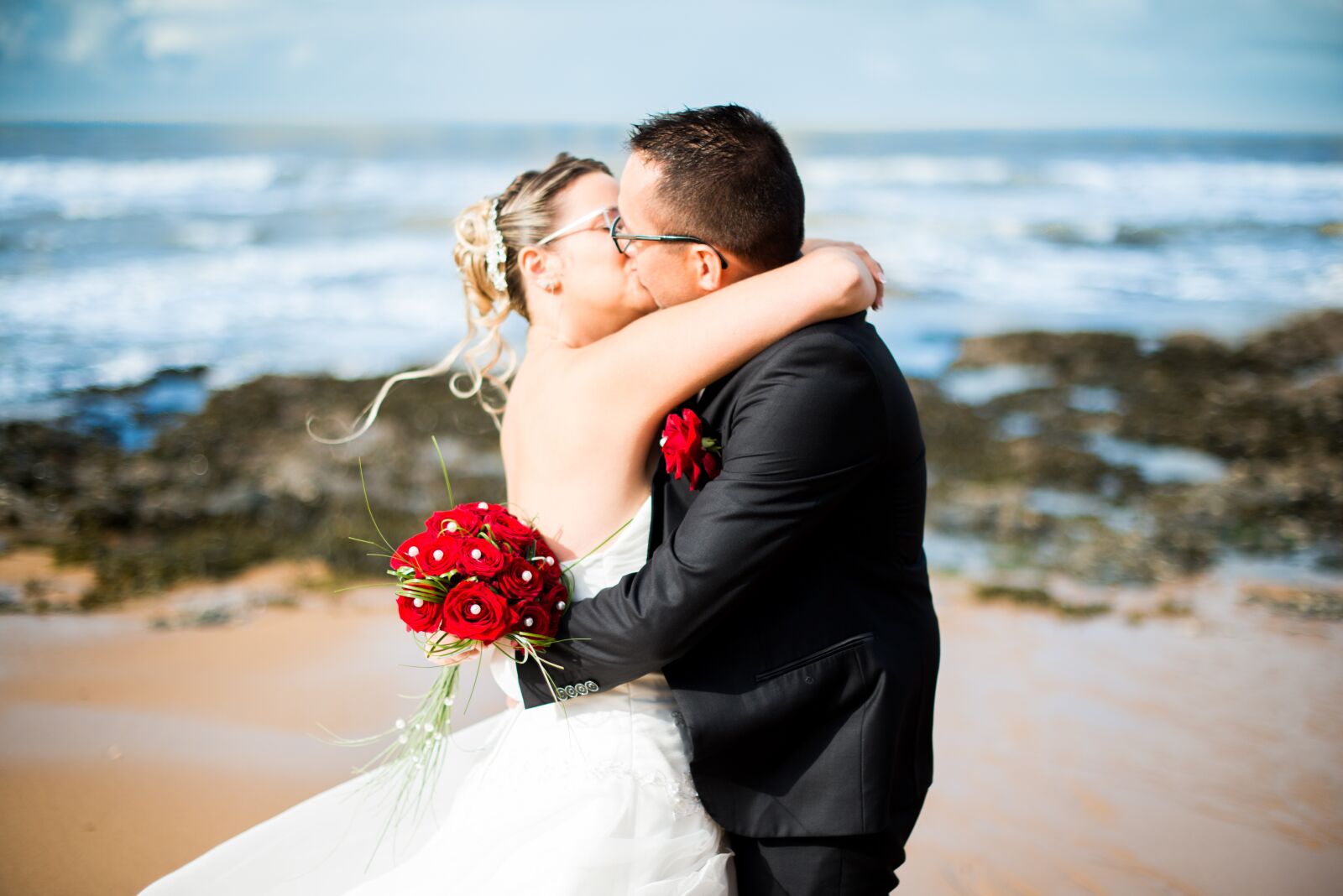 Nikon D800 sample photo. Wedding, kisses, complicity photography