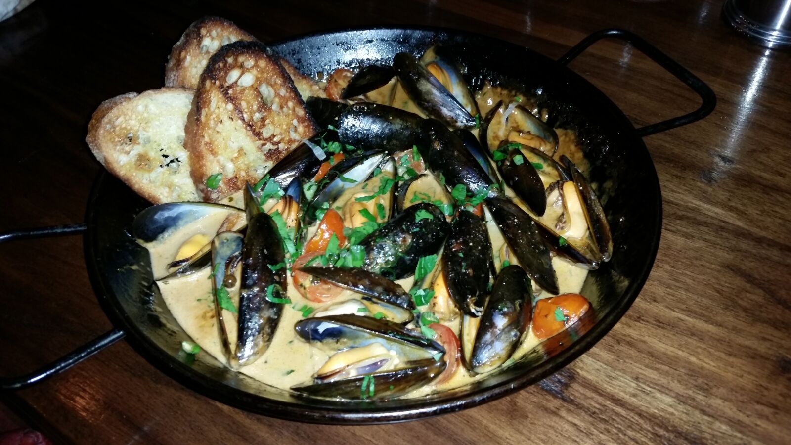 Samsung Galaxy S5 LTE-A sample photo. Mussels, bread, whiskey photography