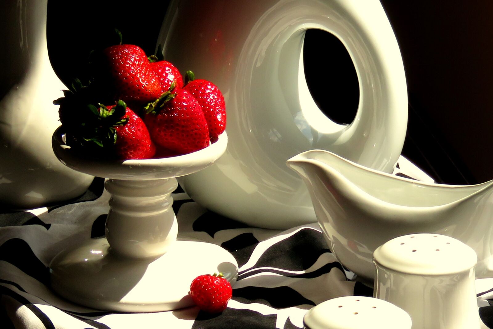 Canon PowerShot SX710 HS sample photo. Reflections, strawberries, red photography