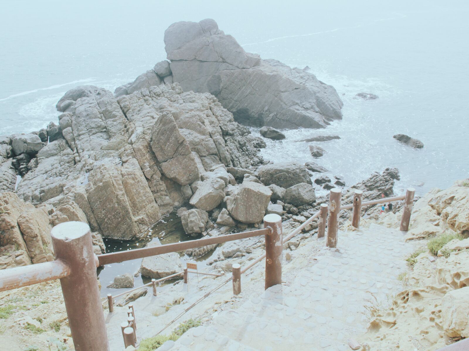 Canon EF-S 18-135mm F3.5-5.6 IS sample photo. Sea, staris, gray photography