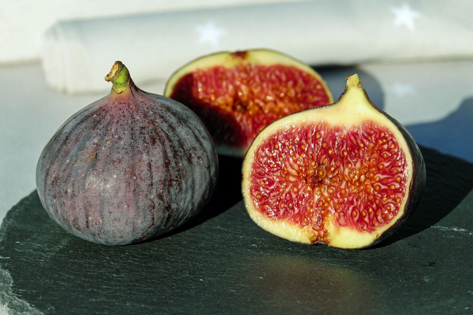 Fujifilm X-T10 + Fujifilm XC 50-230mm F4.5-6.7 OIS sample photo. Figs, fruit, real coward photography