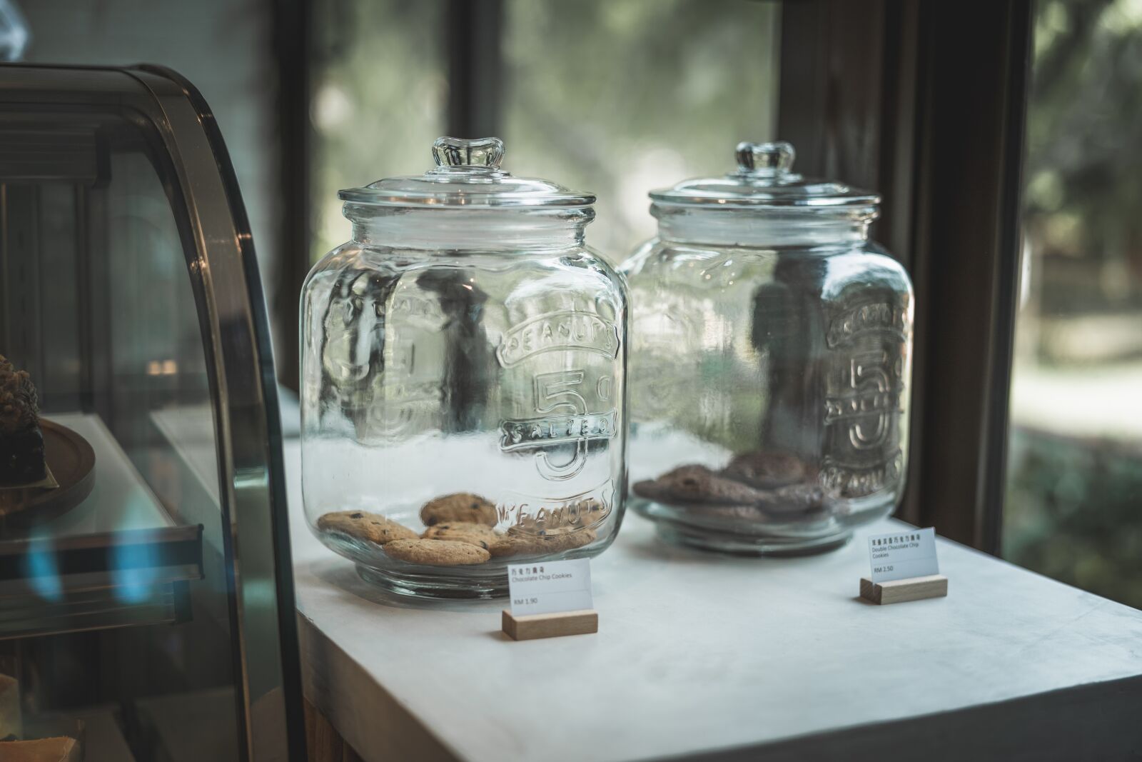 Sony a7 III + Sony Planar T* FE 50mm F1.4 ZA sample photo. Cafe, cookies, food photography